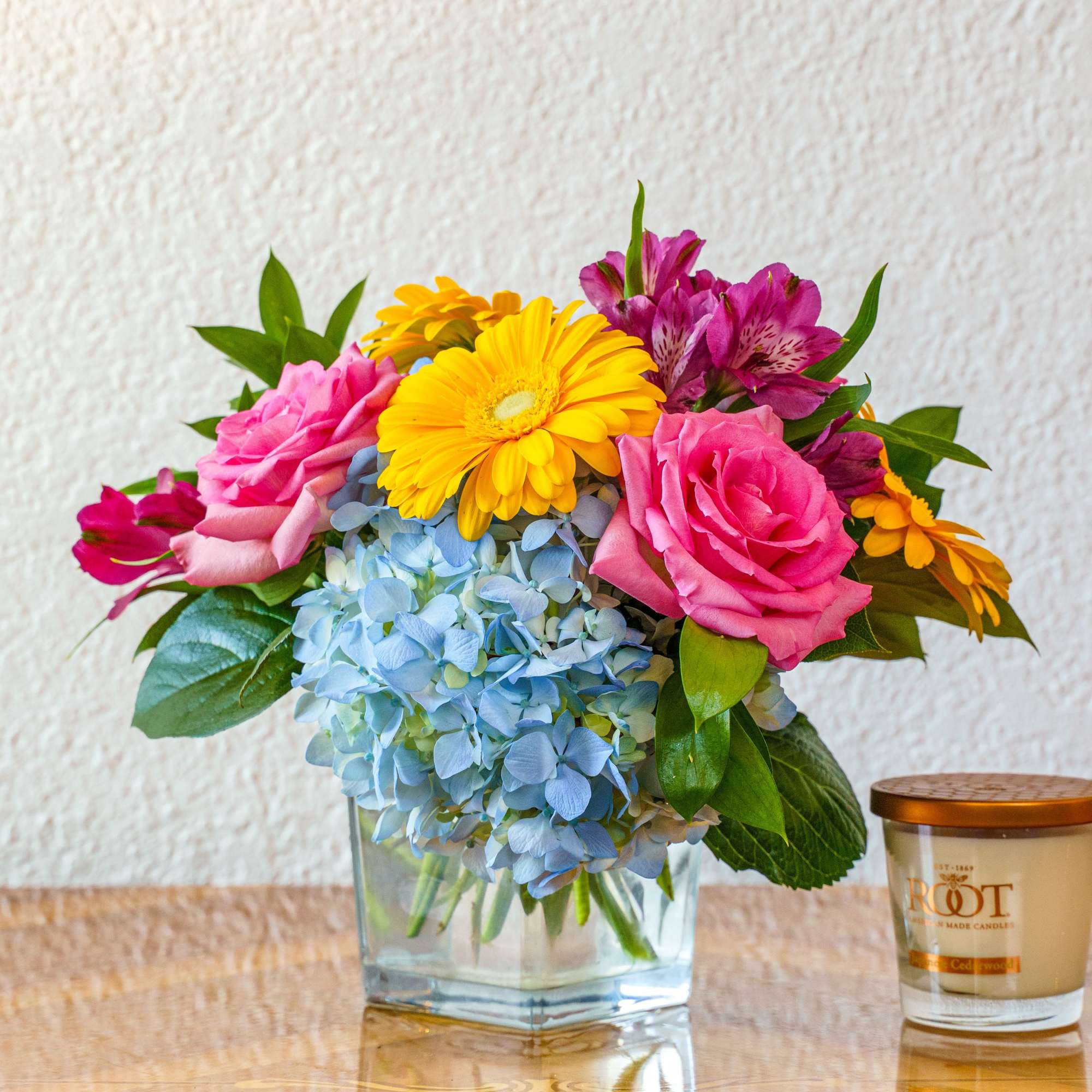 This warm and inviting arrangement is the perfect breath of fresh air!