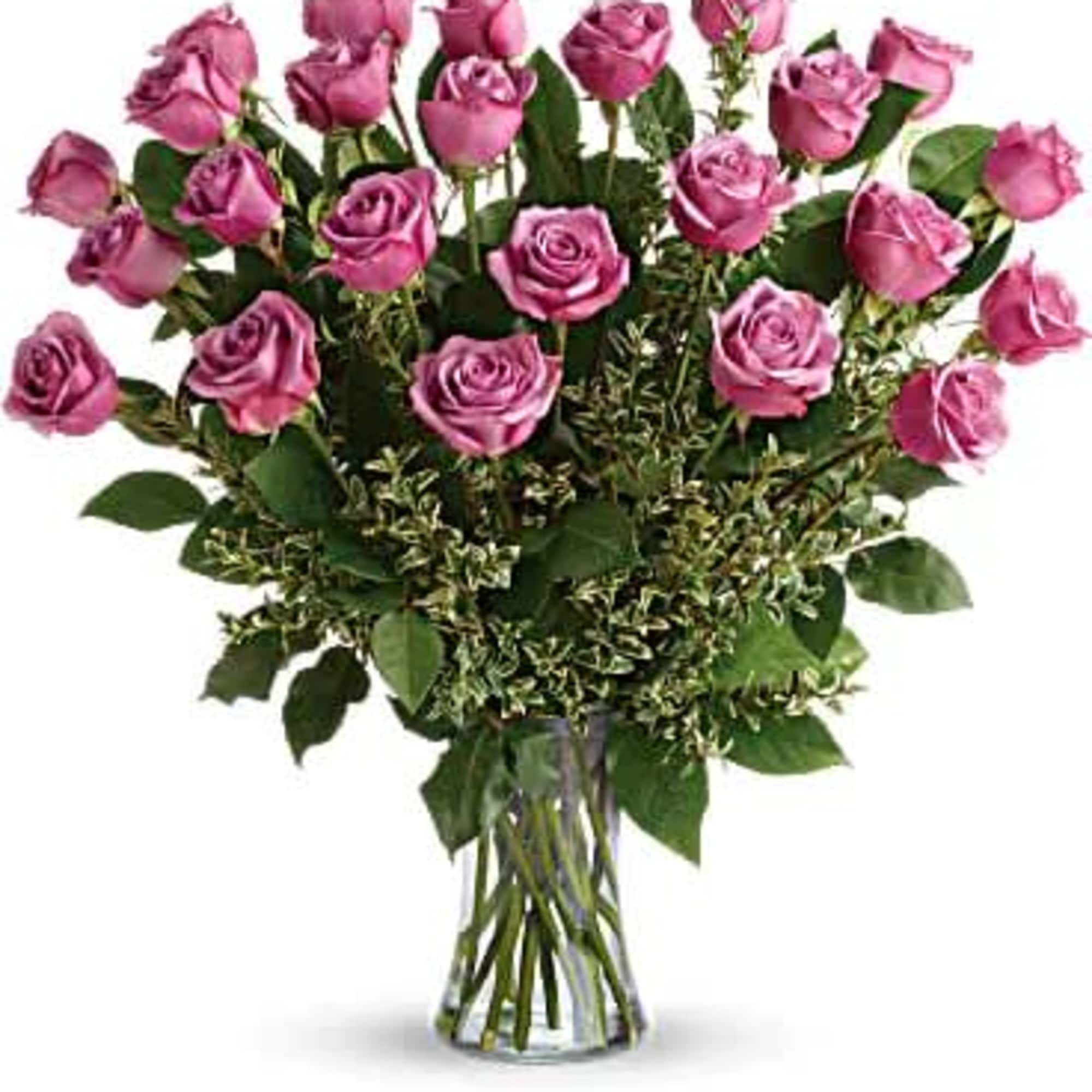 Bouquet of pink roses in a clear glass vase, photo 3 of 3