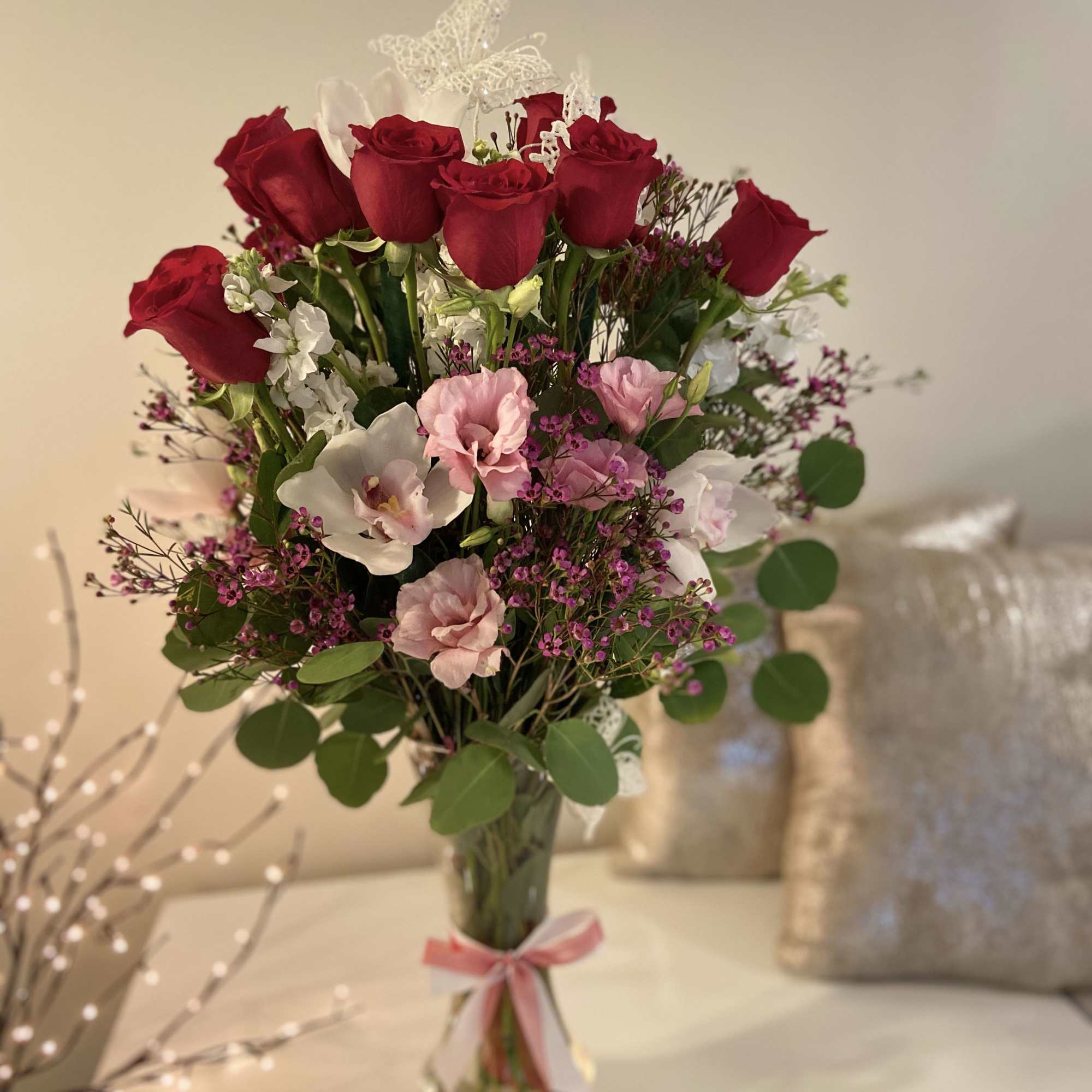 Bouquet of red roses and pink lisianthus in a glass vase