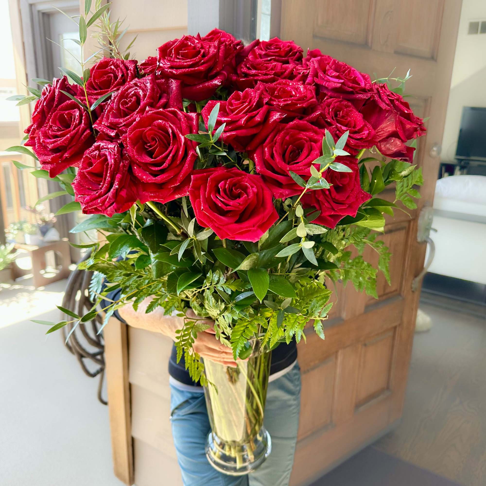 Bouquet of red roses in a clear glass vase, photo 2 of 3