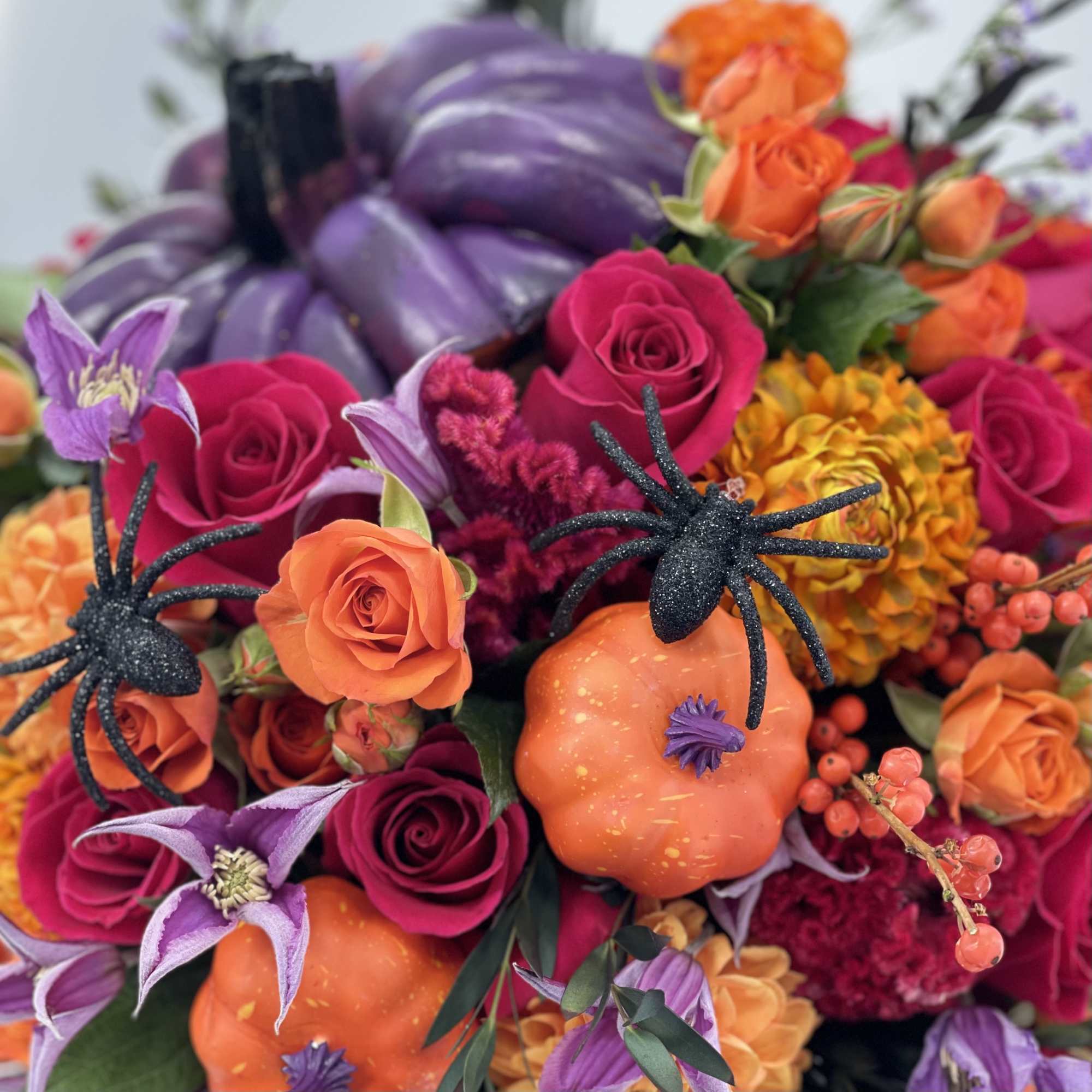 Beautiful arrangement of fresh flowers made inside the pumpkins of two sizes, photo 2 of 2