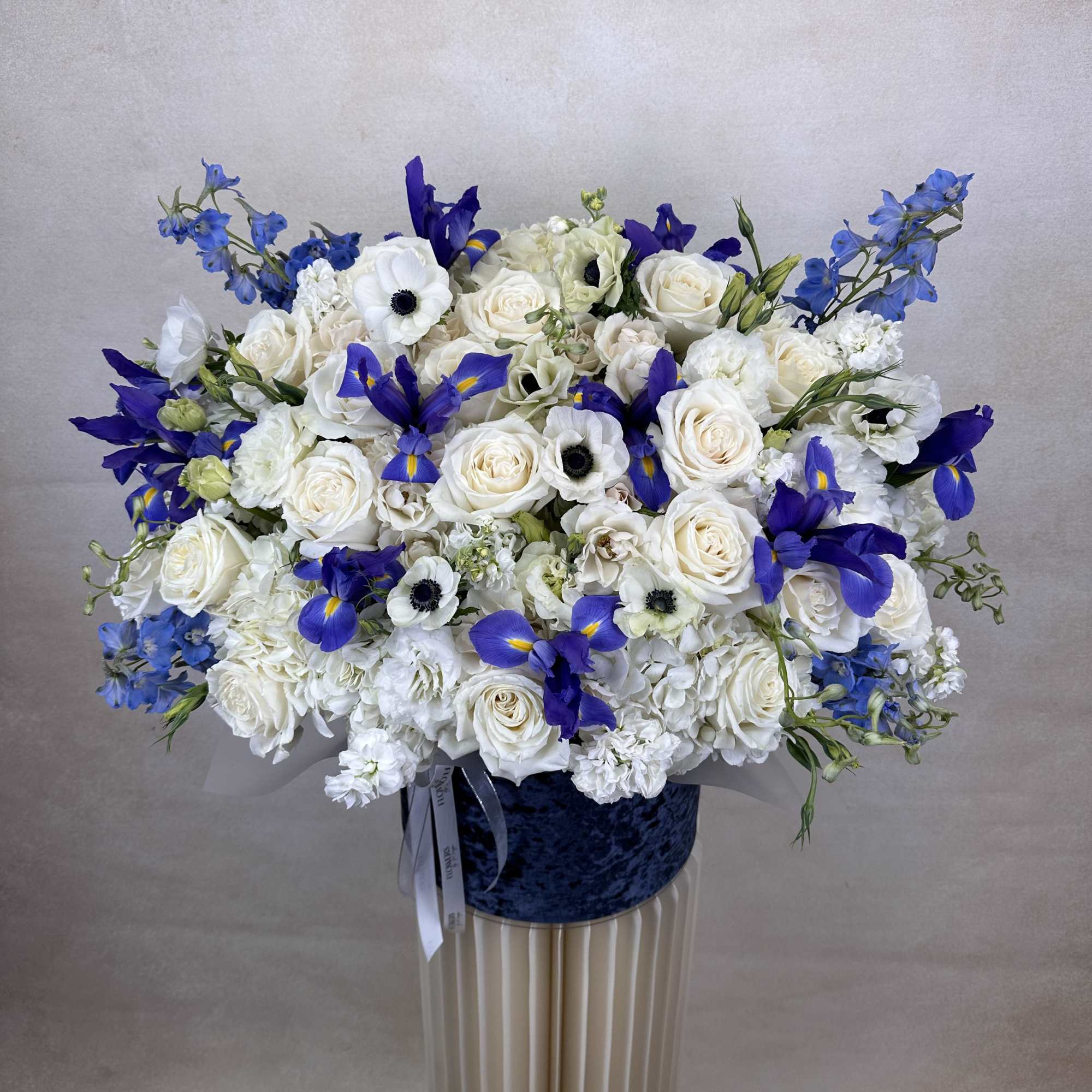 This elegant arrangement in a luxurious blue velvet box features a stunning