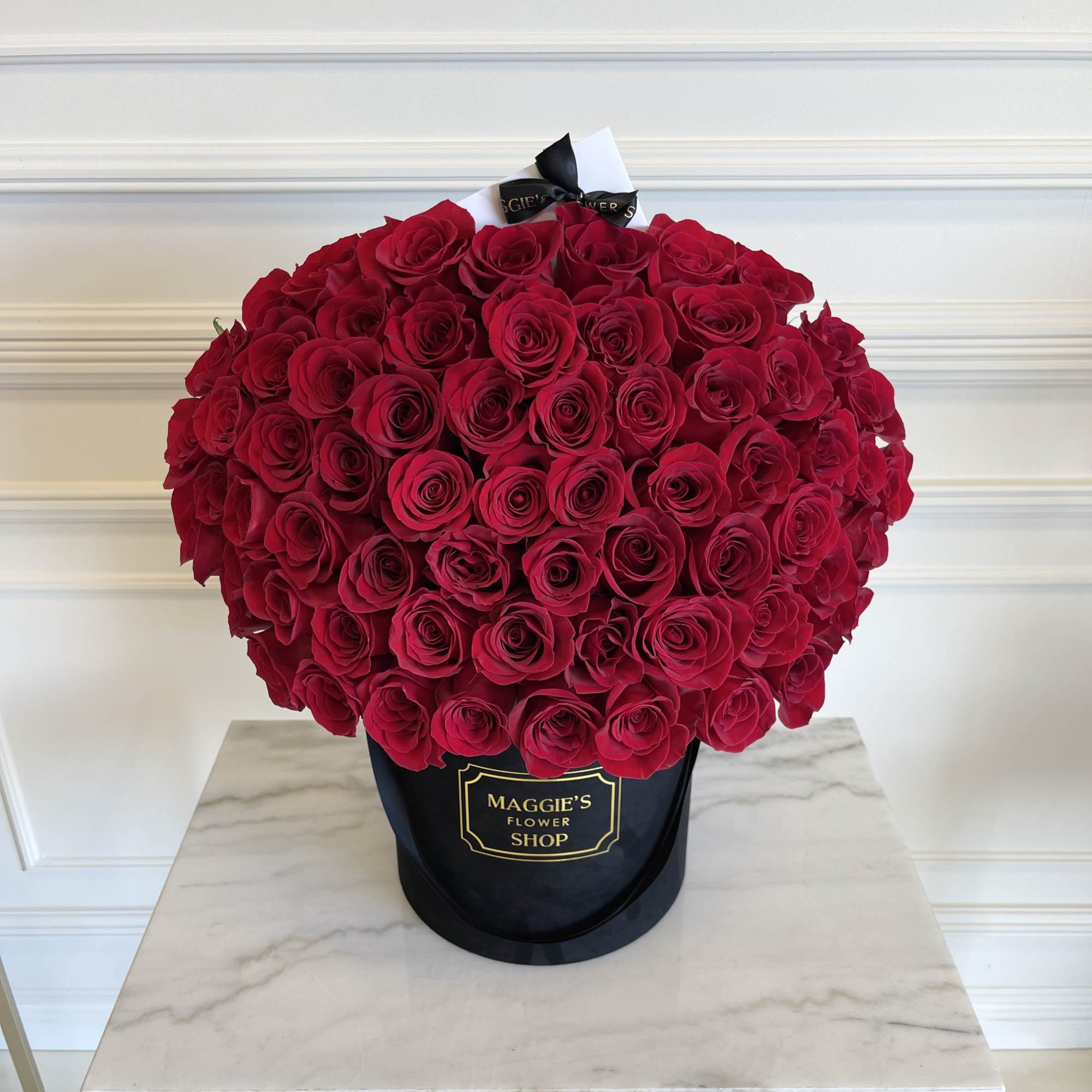 Large bouquet of red roses in a black hatbox, photo 2 of 2