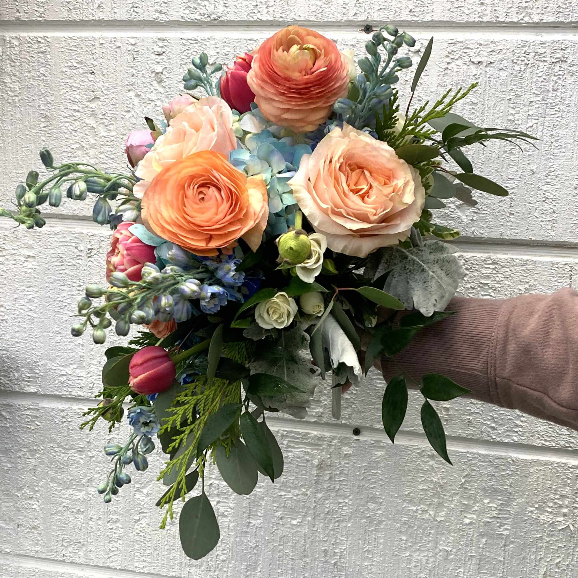This bouquet is designed in a cascading style. It is made up, photo 3 of 5