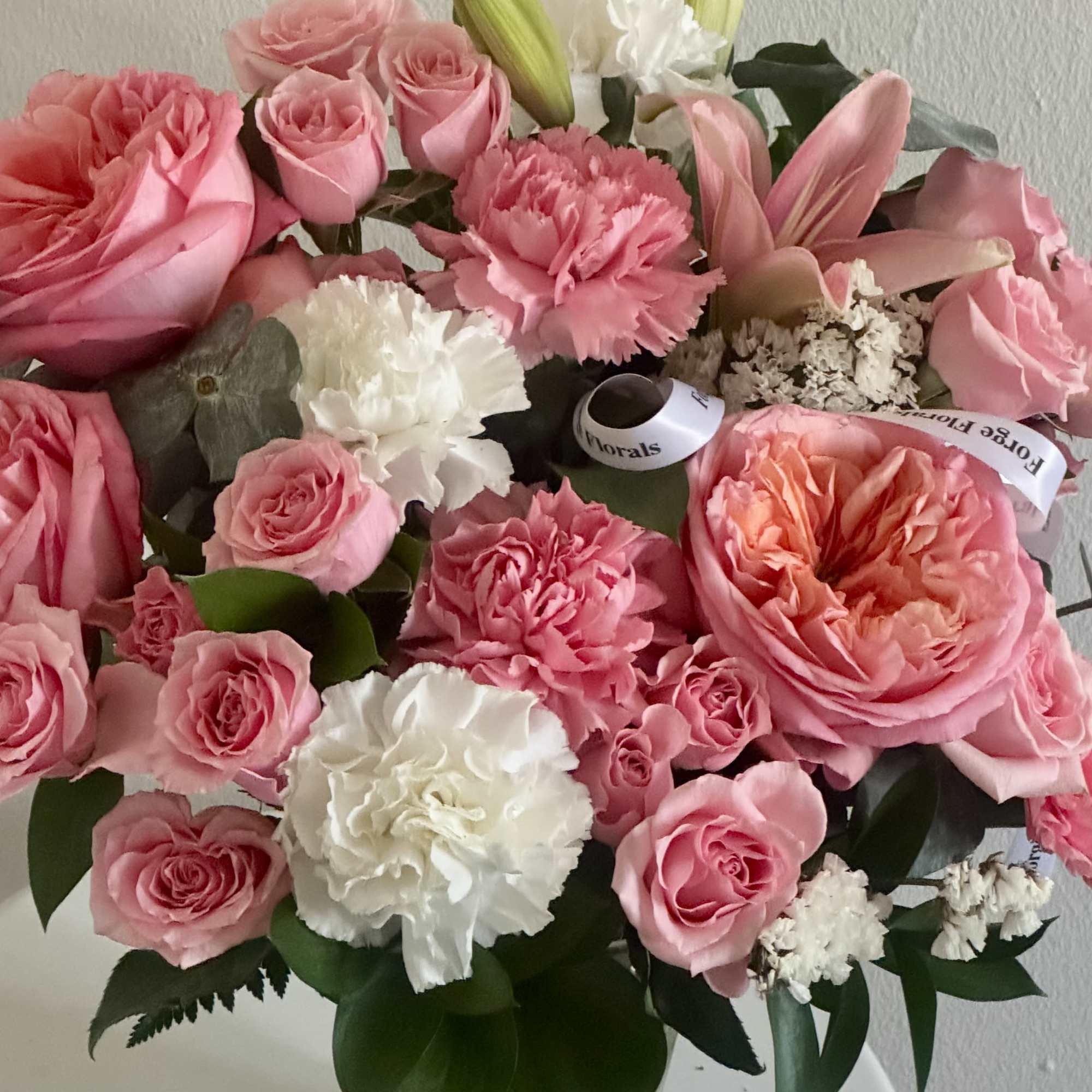 Vase arrangement with pink garden roses and Lilly. Vase is made out, photo 2 of 2