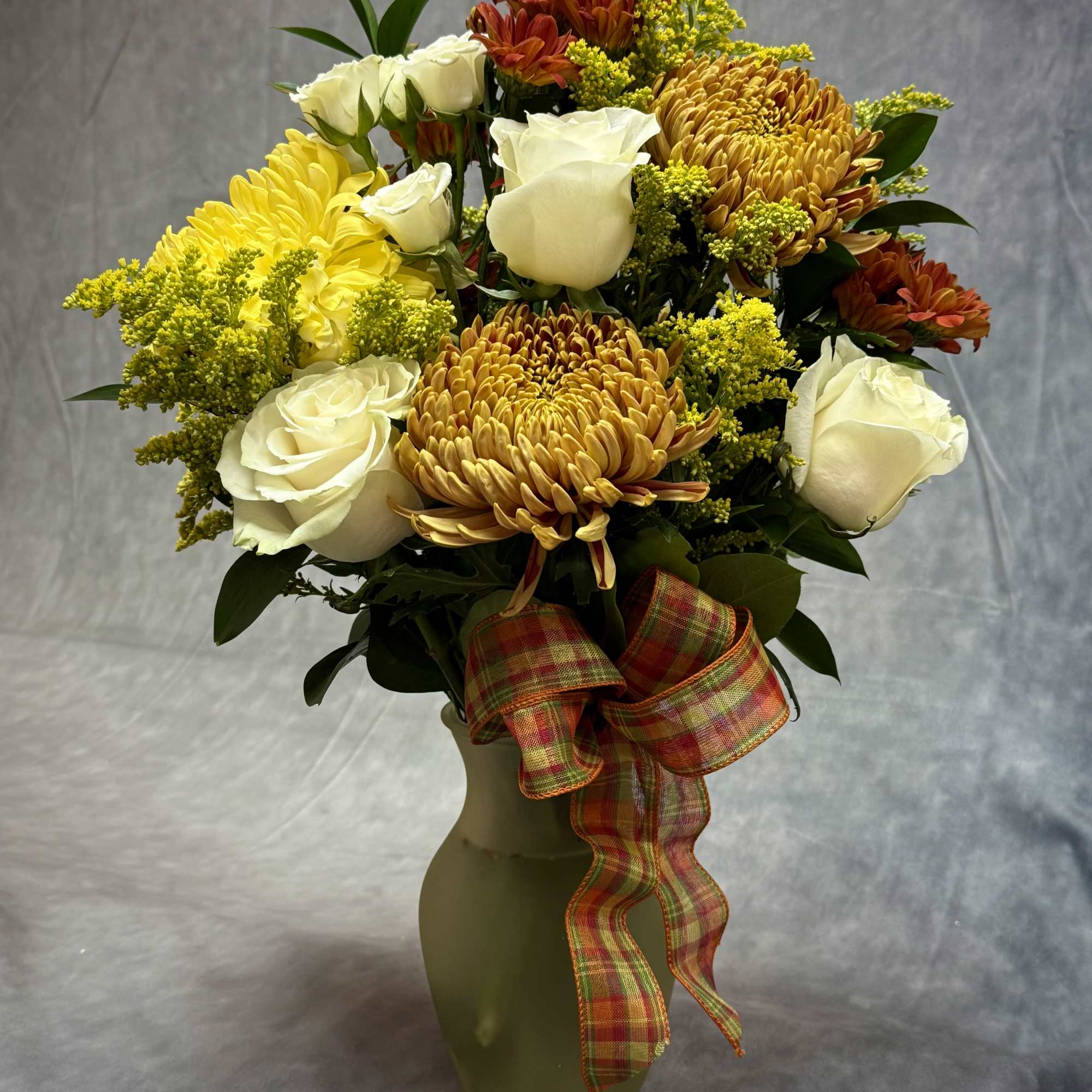 Embrace the beauty of fall with our exquisite fall arrangement!

Handcrafted with vibrant