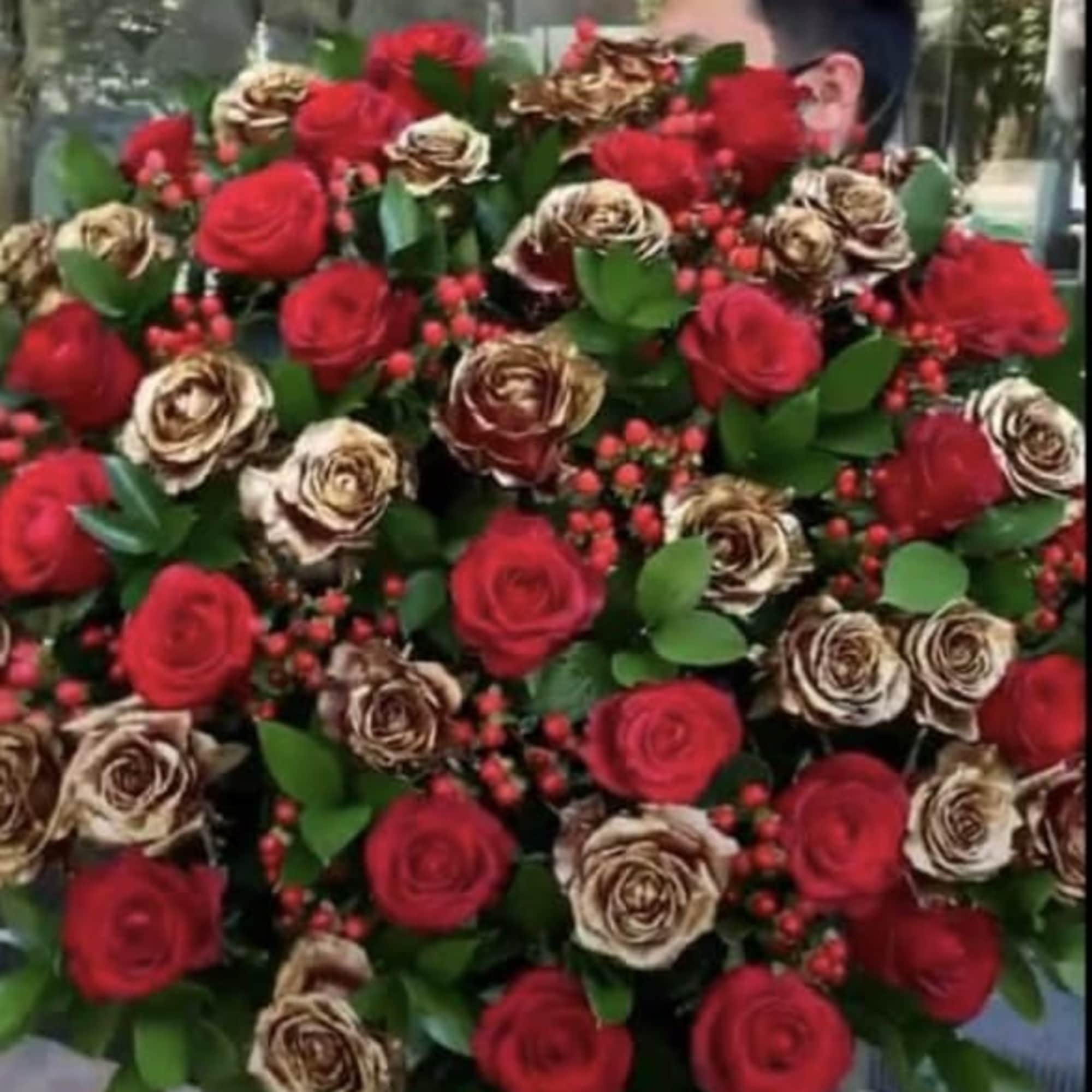 Roses and mixed flowers, photo 6 of 17