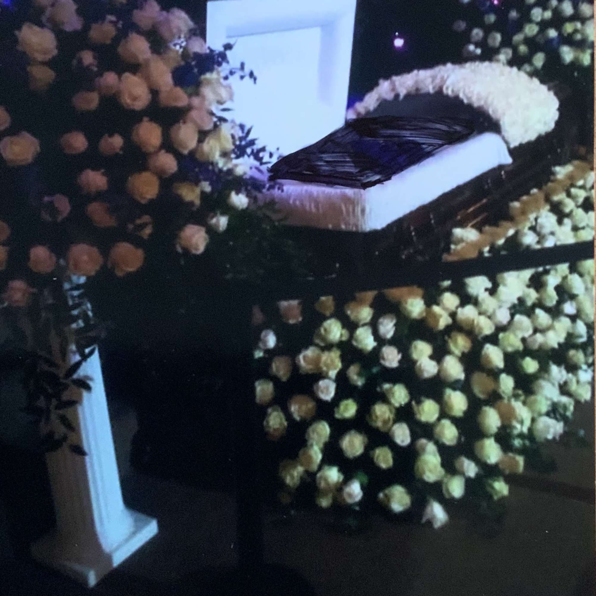 Comes with casket spray and 2 stands, photo 6 of 8