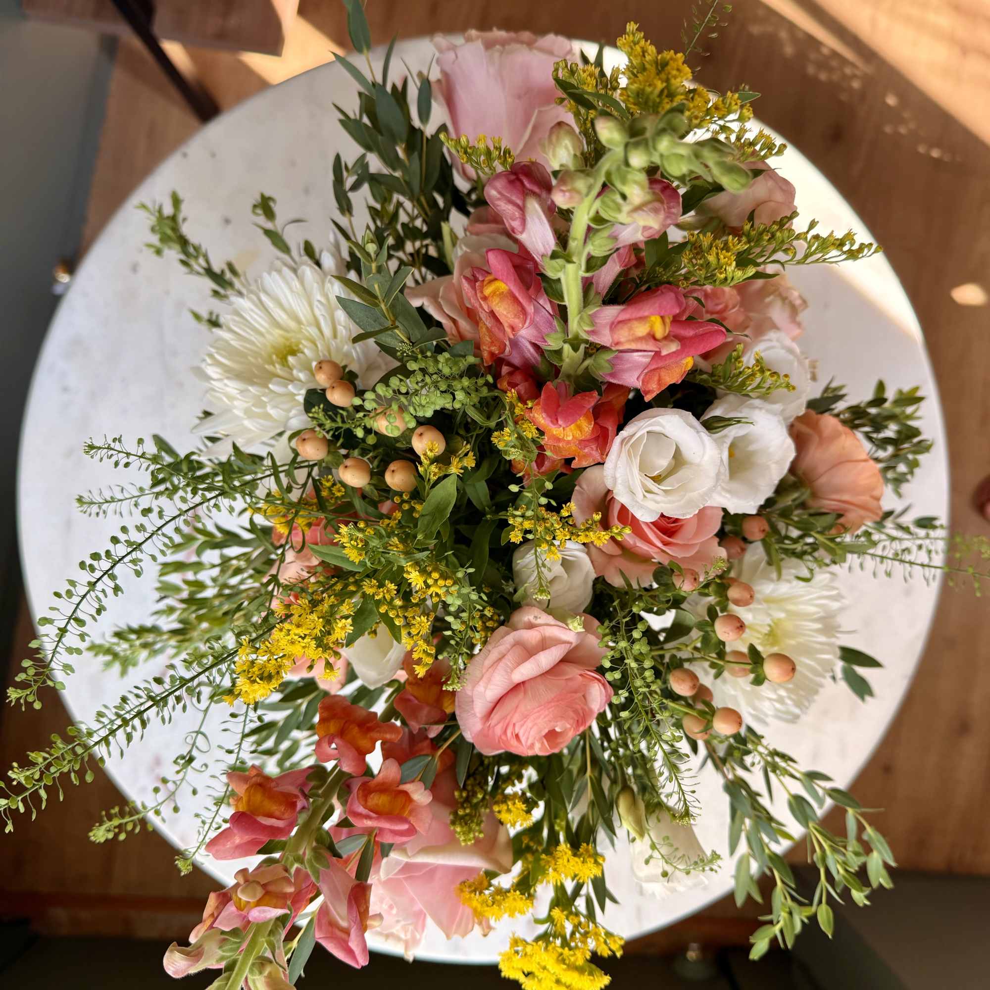 Mixed bouquet with pink and white flowers in a round arrangement