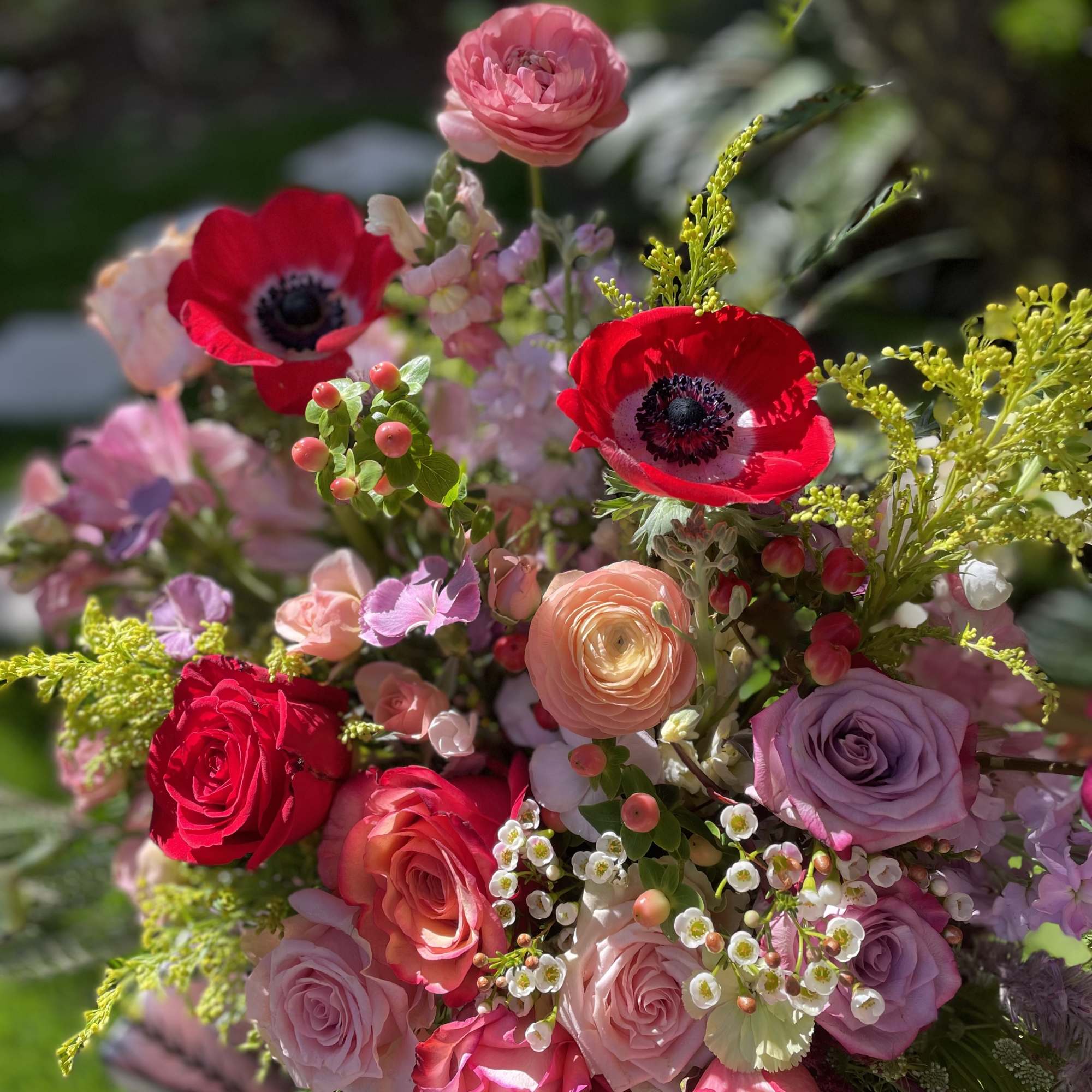 Mixed bouquet with pink and red roses and red poppies