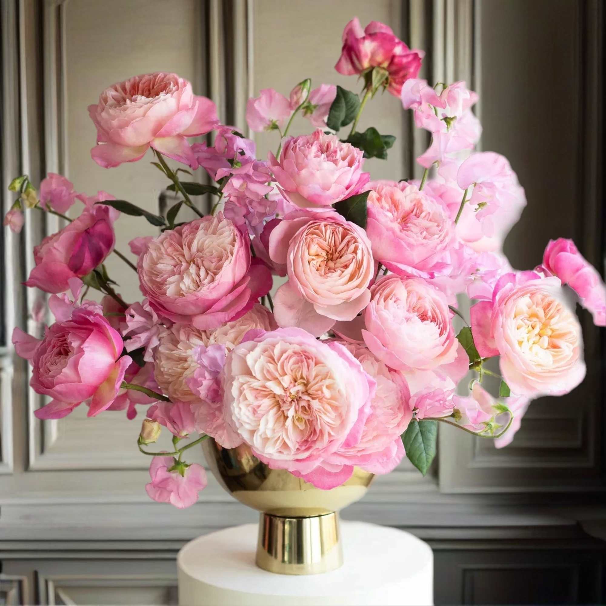 Pink roses arranged in a gold vase, photo 2 of 4