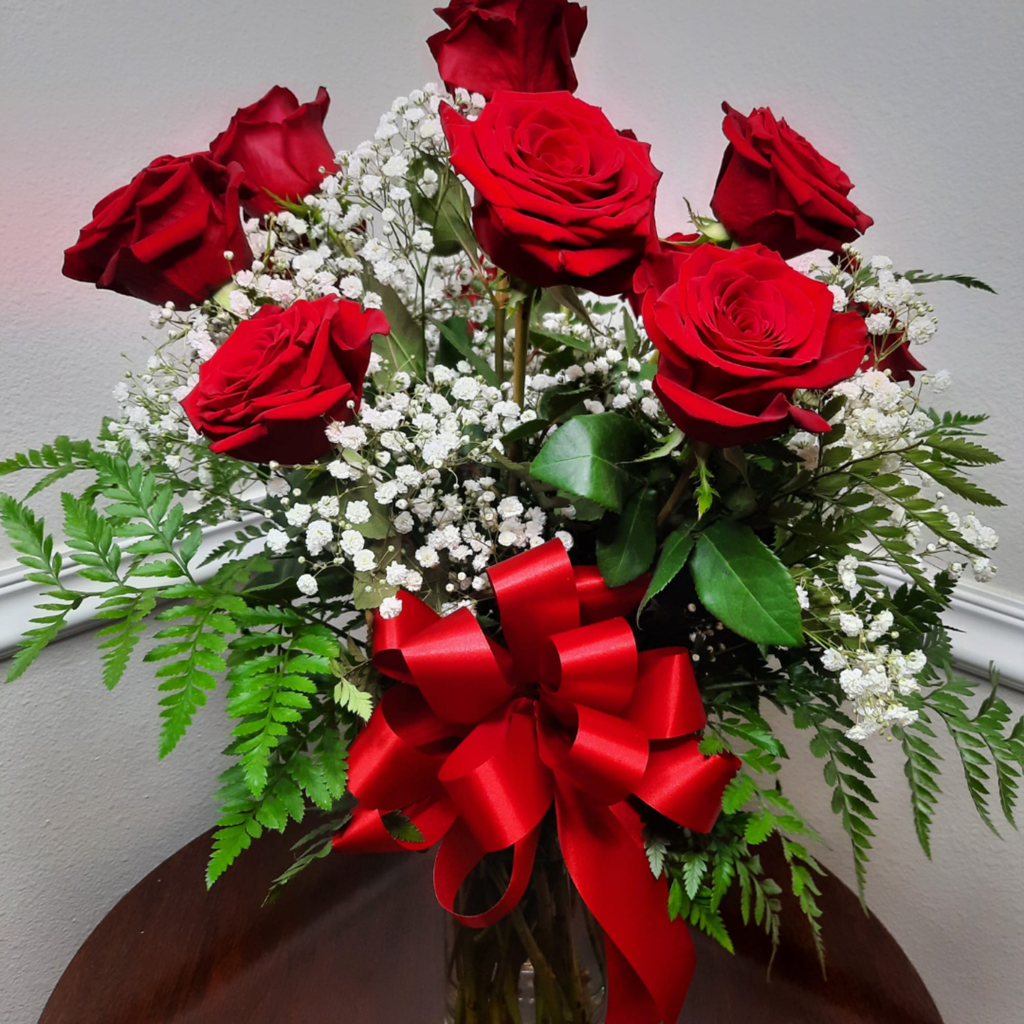 Red roses with baby's breath in a glass vase and red ribbon, photo 4 of 4