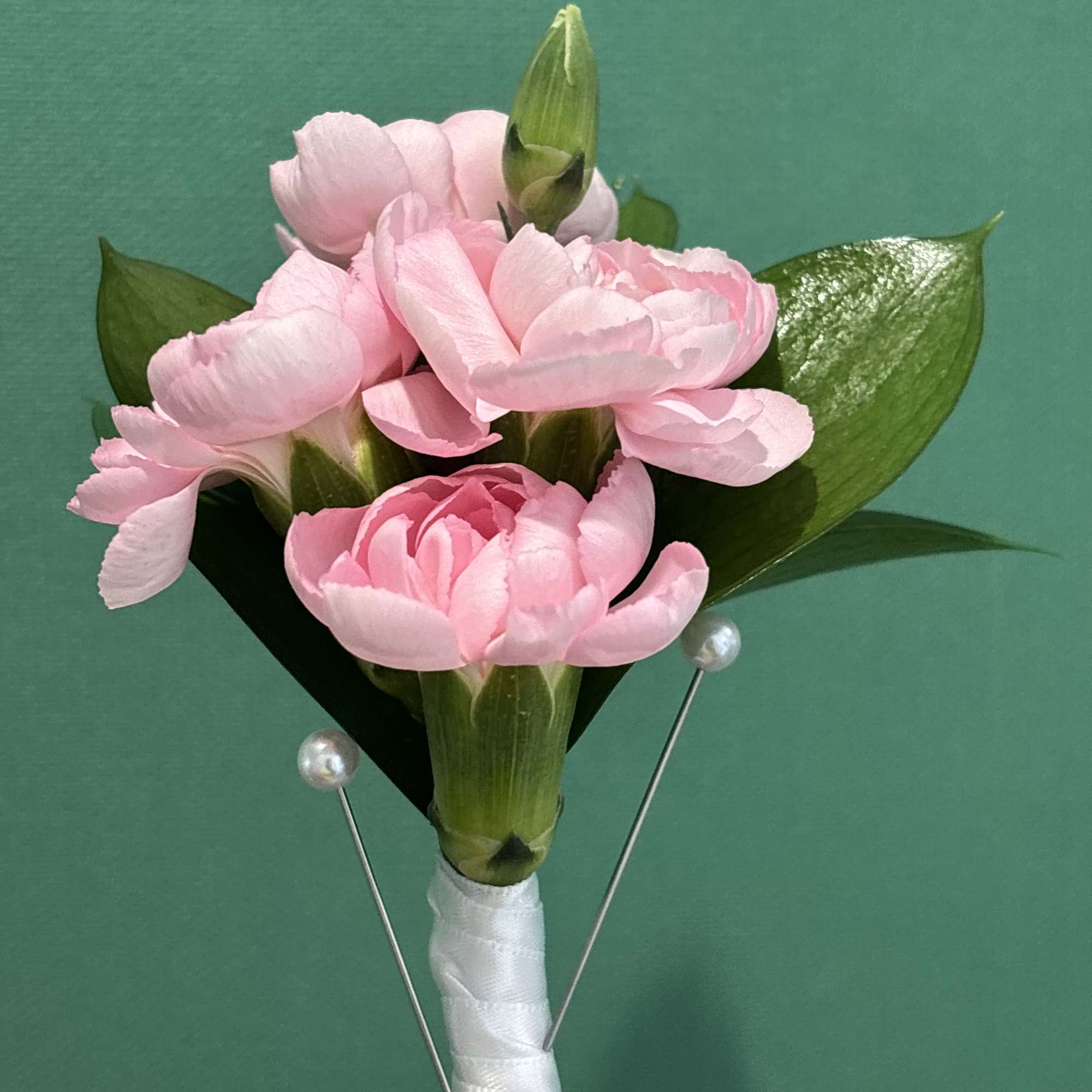 Nice and stunny boutonniere, you can tell us your preference color and