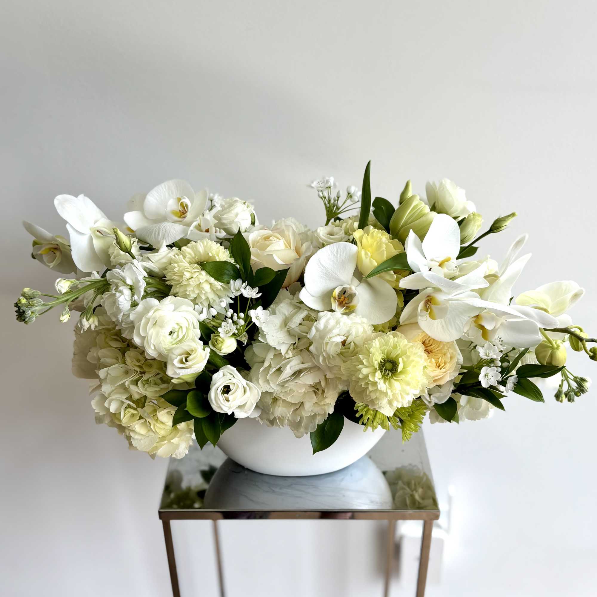 Neutral color tones in this modern and elegant flower arrangement in a