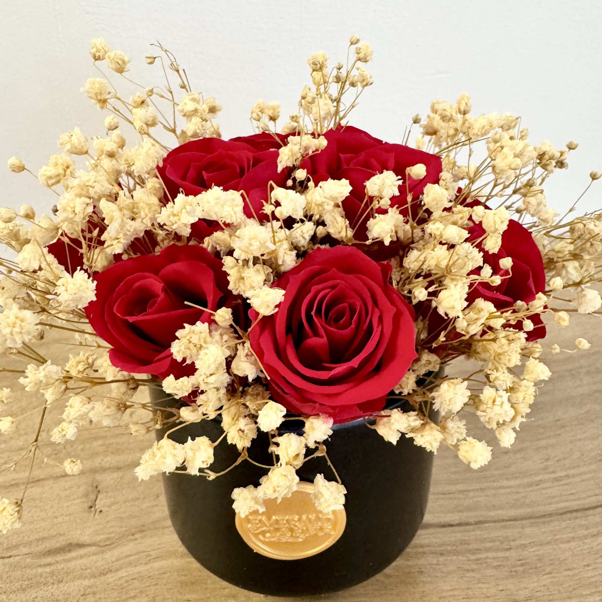 A timeless symbol of love and elegance, Eternelle Rouge Amour Mini features