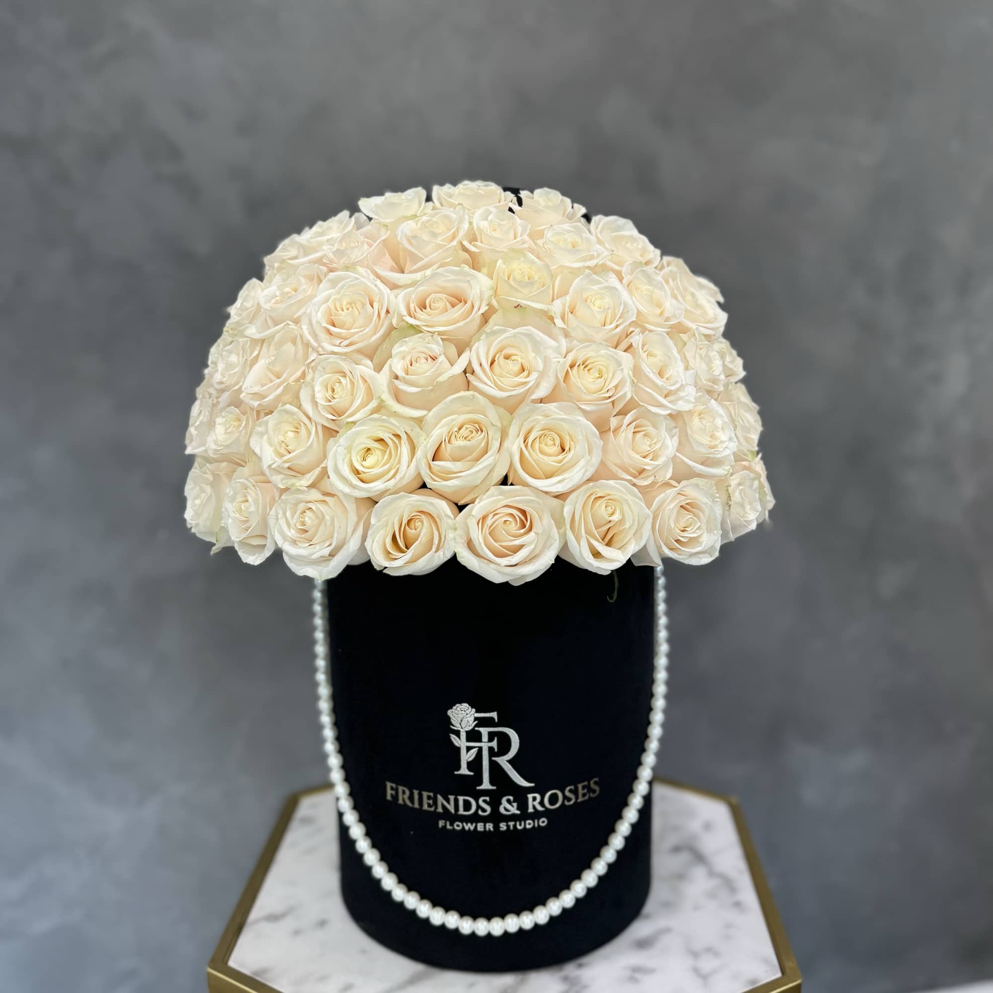 Cream rose bouquet in a black hat box with pearl trim, photo 2 of 2