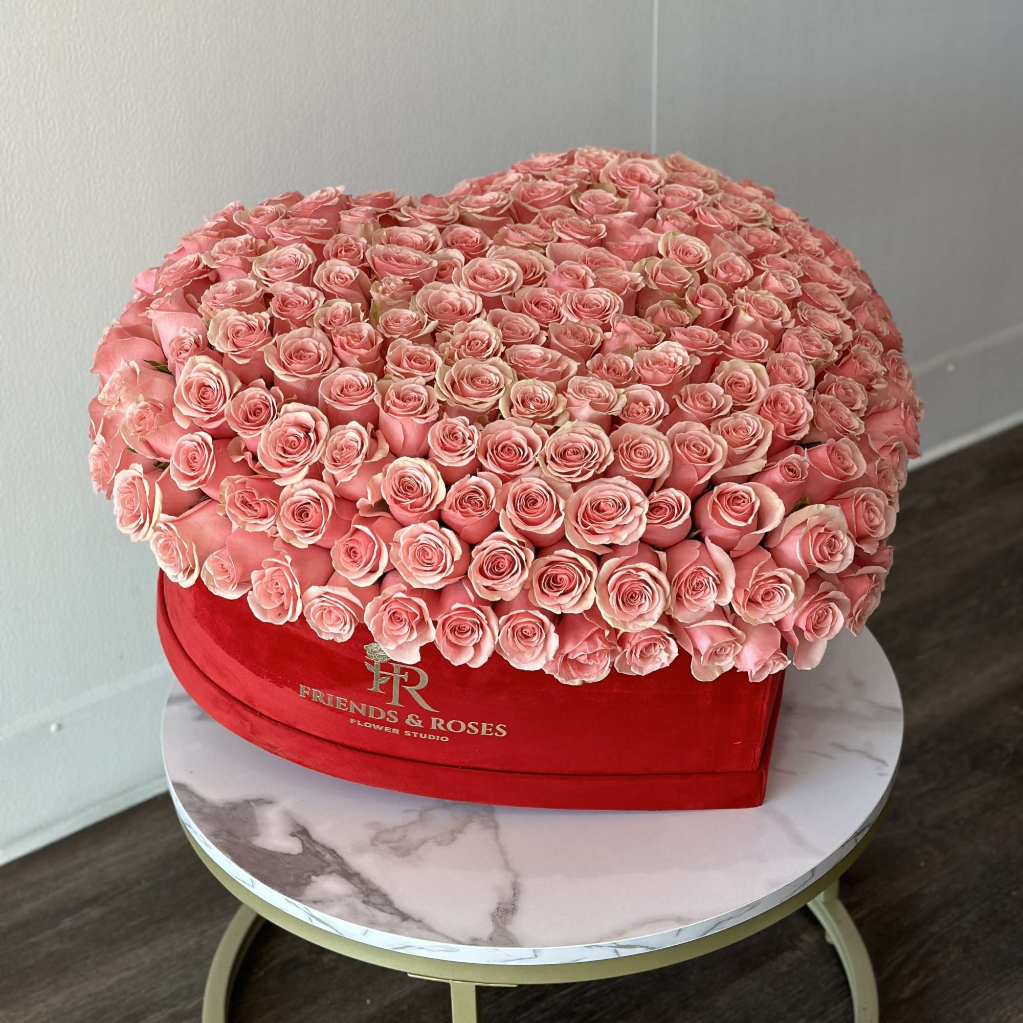 Heart-shaped box filled with pink roses, photo 3 of 4