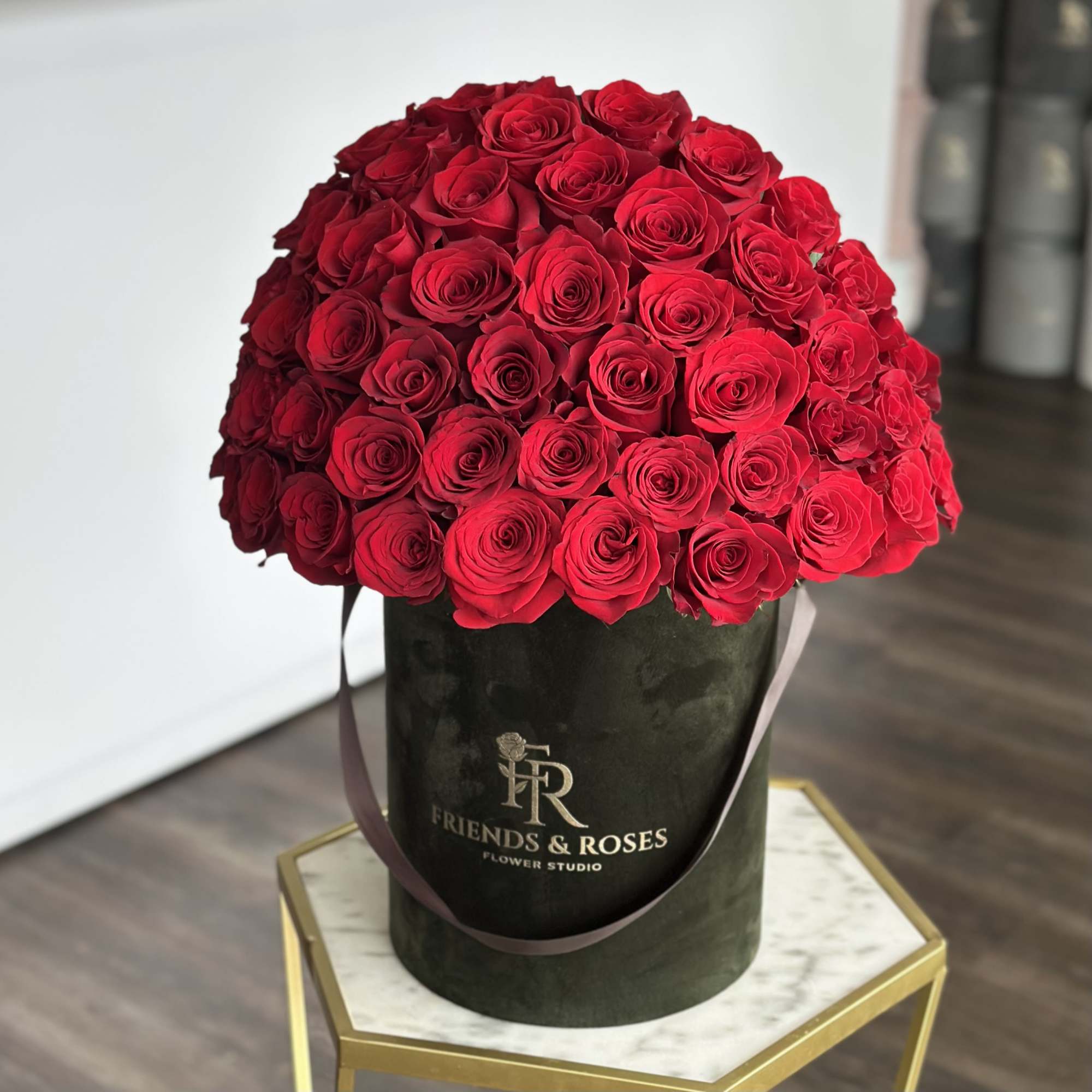 Large bouquet of red roses in a black hatbox, photo 4 of 4