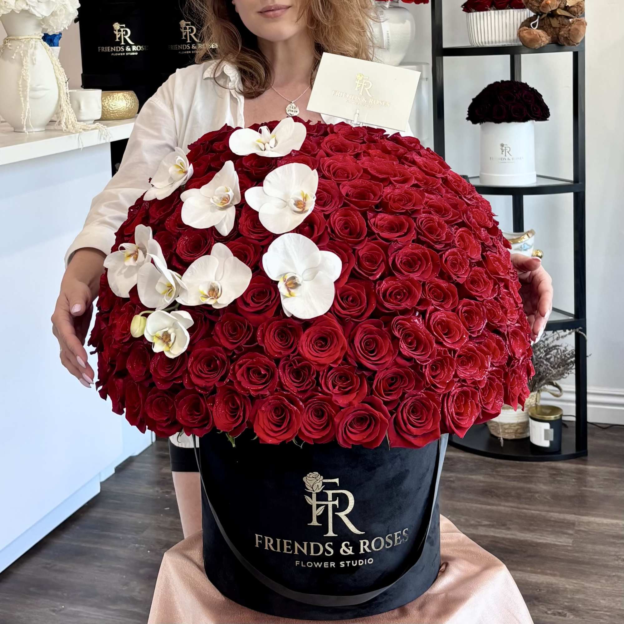 100 red roses in a black velvet box.
Standard:100 roses ( as pictured)
Deluxe: