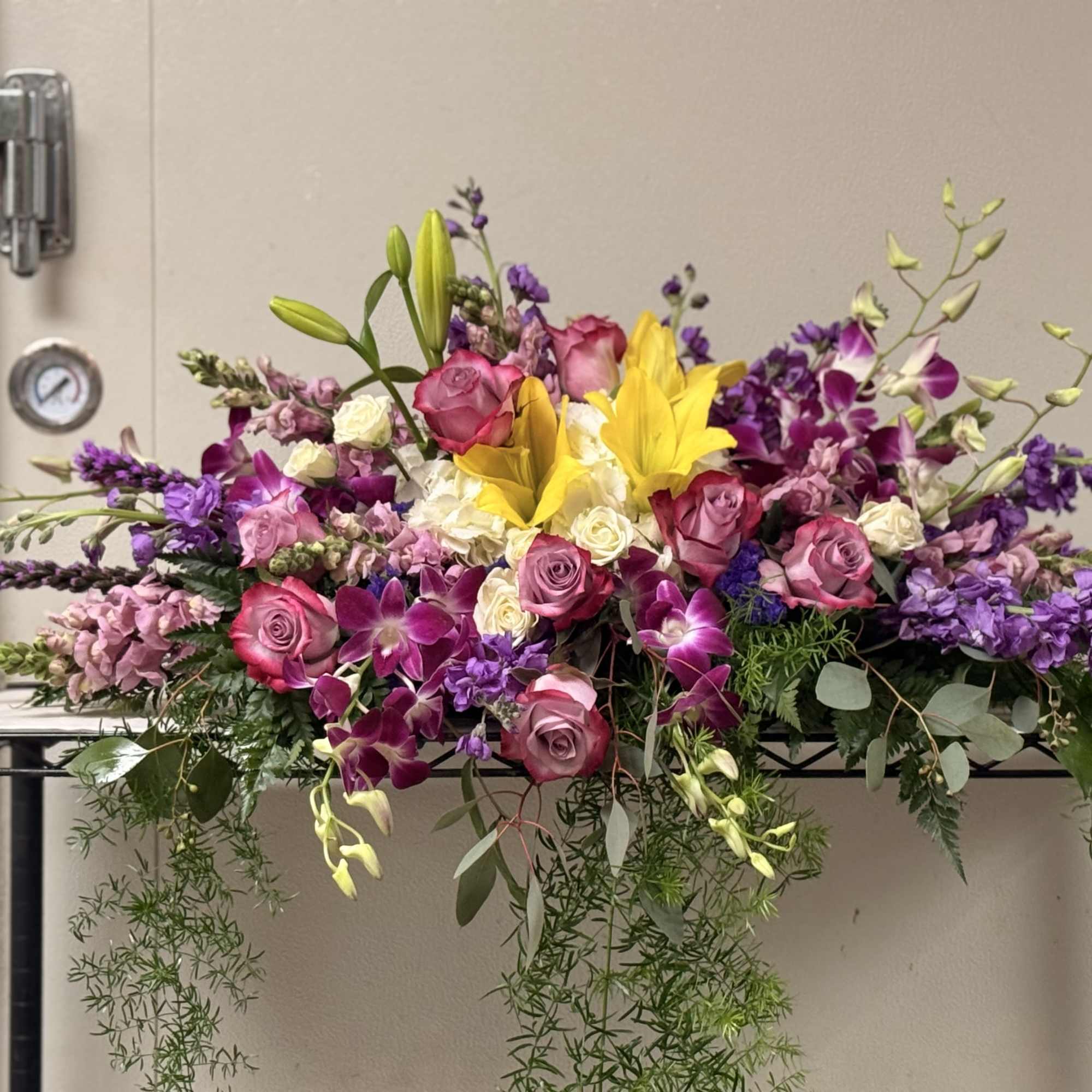 Extra-wide, horizontal garden-style spread. Best for rectangular or round sweetheart table. 