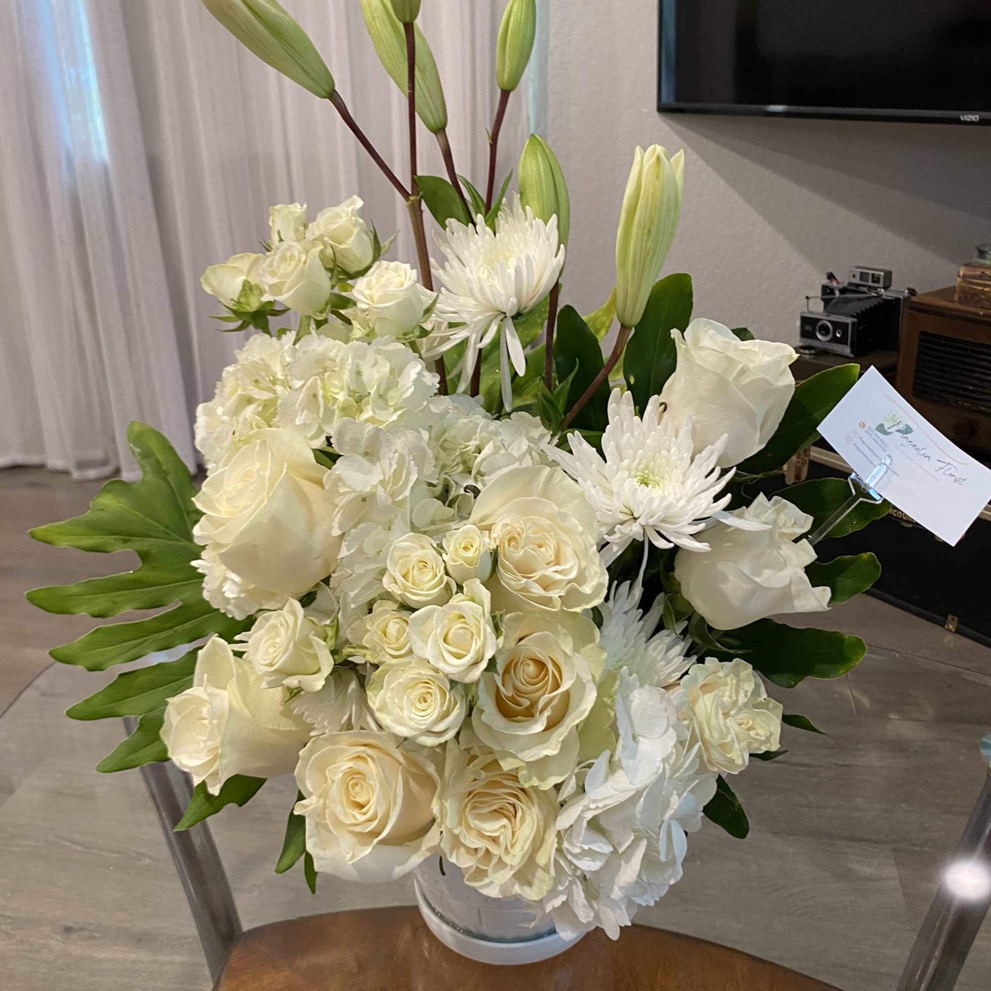 White rose and lily bouquet in a vase