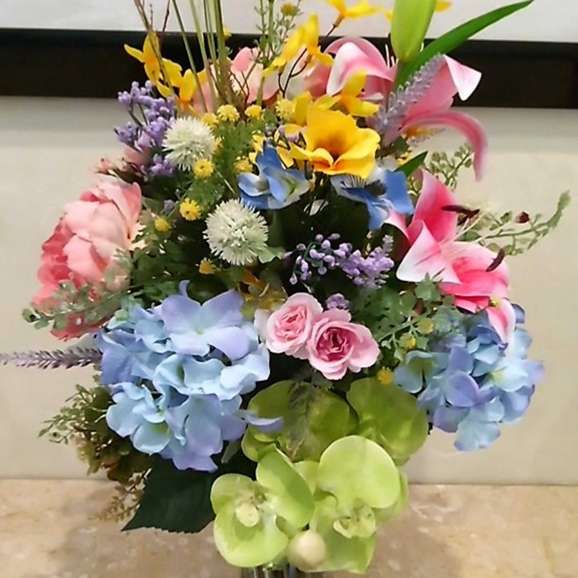 Colorful mixed bouquet in a clear glass vase, photo 3 of 5