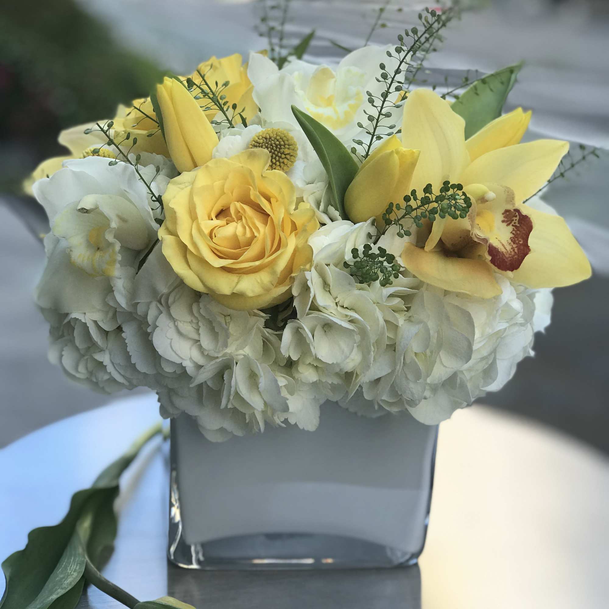 Elegant arrangement for all occasions, photo 2 of 3