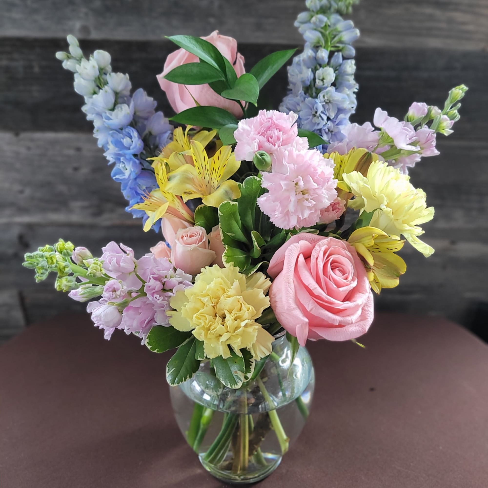 Mixed pastel bouquet in a clear glass vase