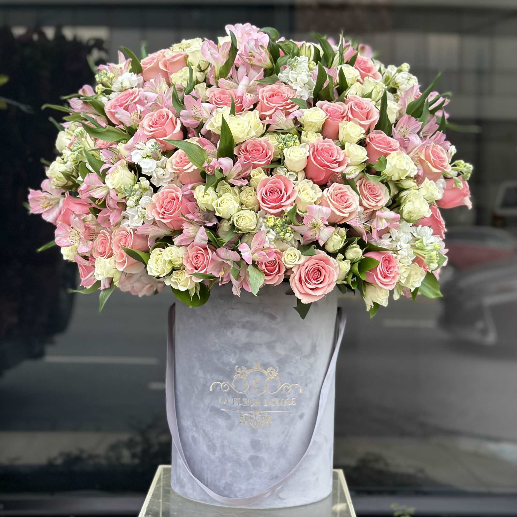 Fresh roses in a mix with garden roses and greens in a, photo 2 of 2