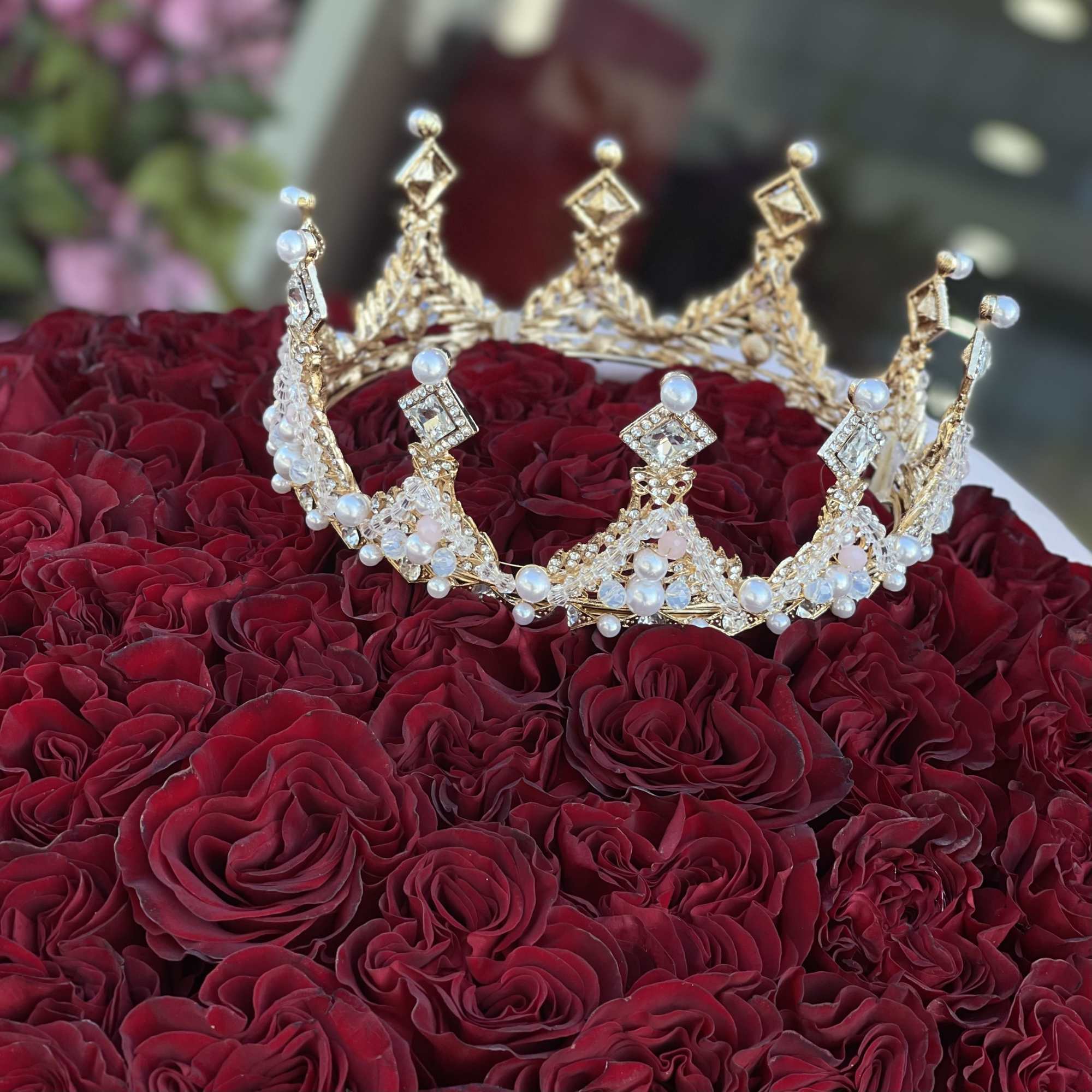 Fresh heart-shaped roses in our pink velvet box with the crown on, photo 2 of 2