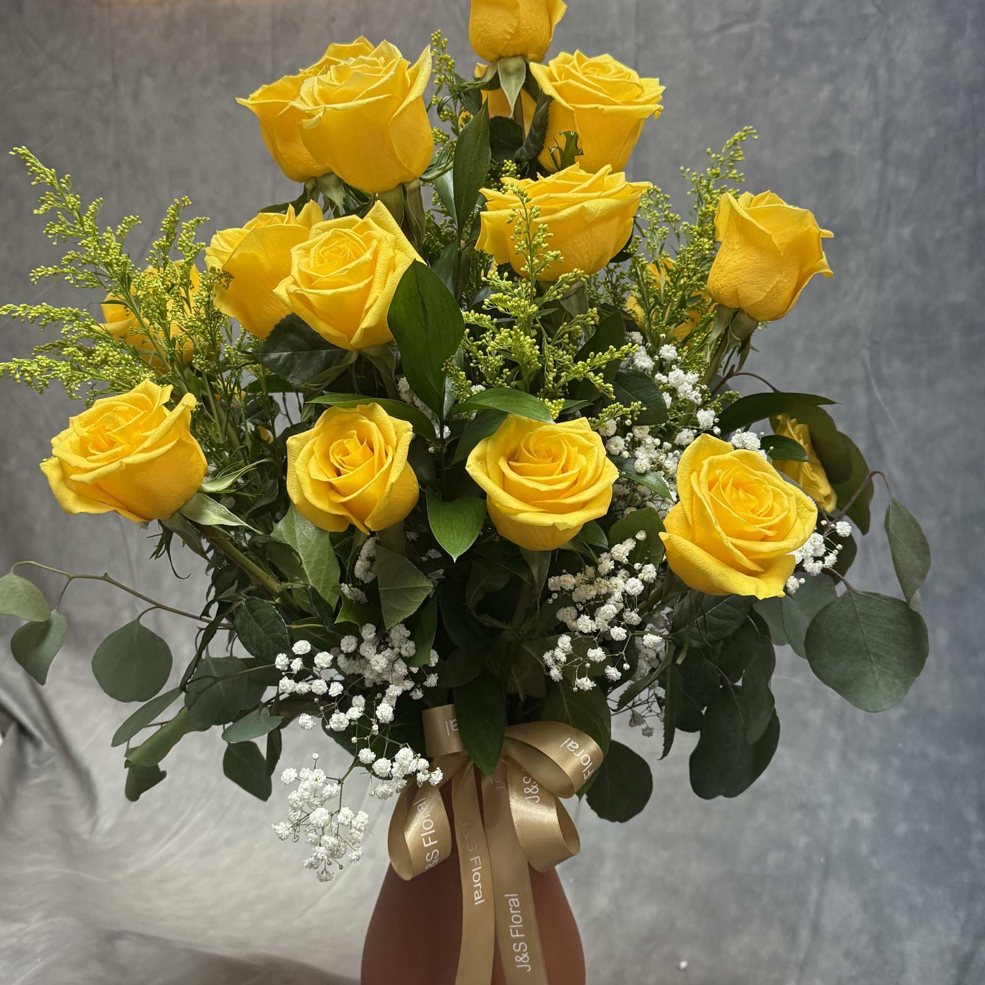Classic yellow Roses Vase
A timeless arrangement of yellow roses, accented with baby&rsquo;s, photo 2 of 2