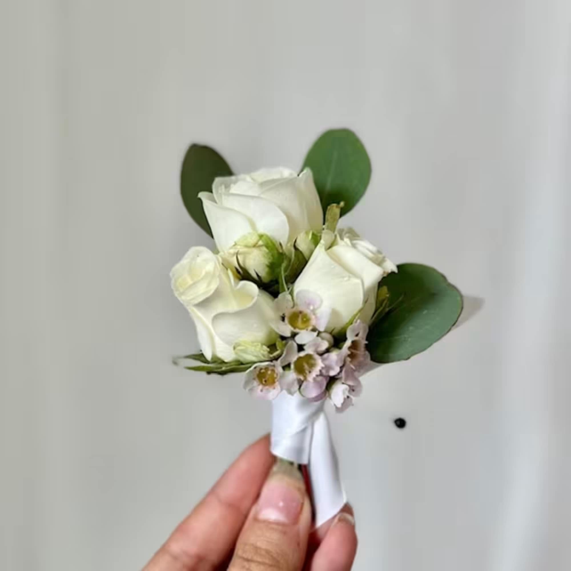 Please state what color flowers and what color ribbon you'd like.
We will