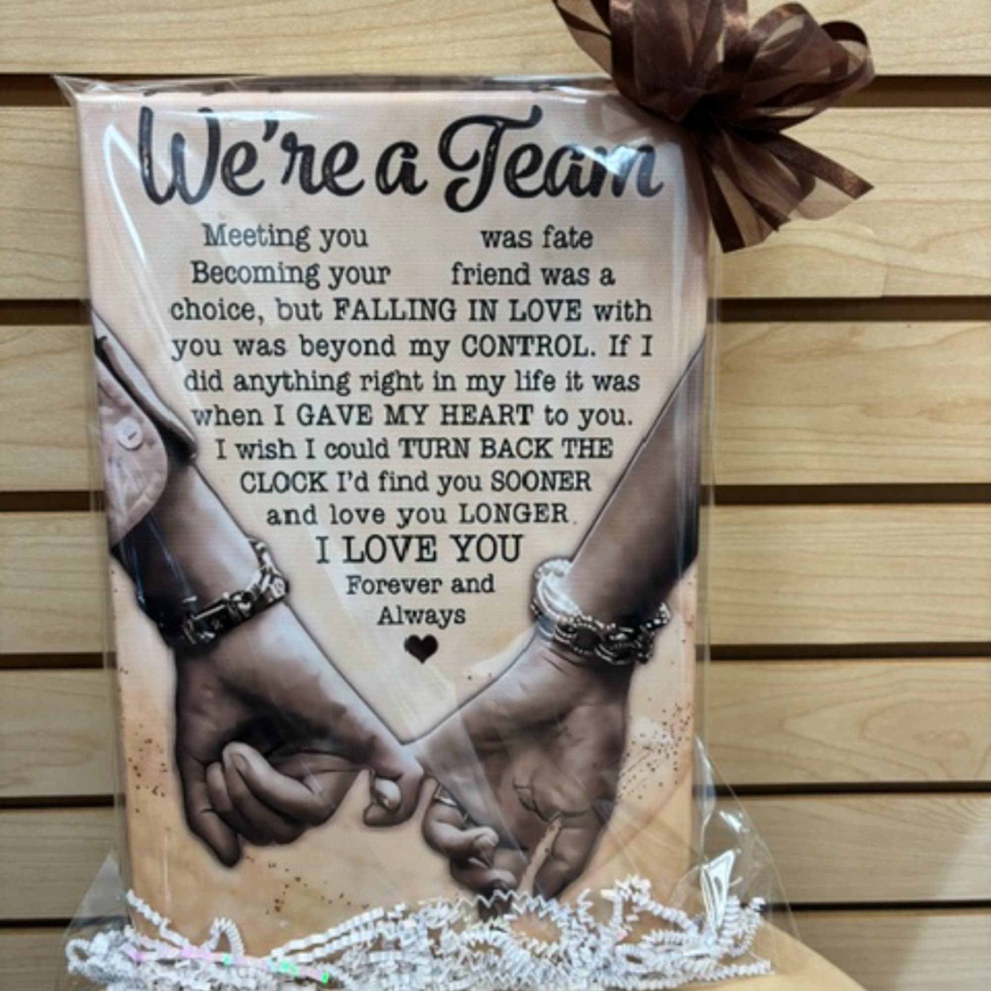 Gift plaque with a romantic quote and two hands forming a heart