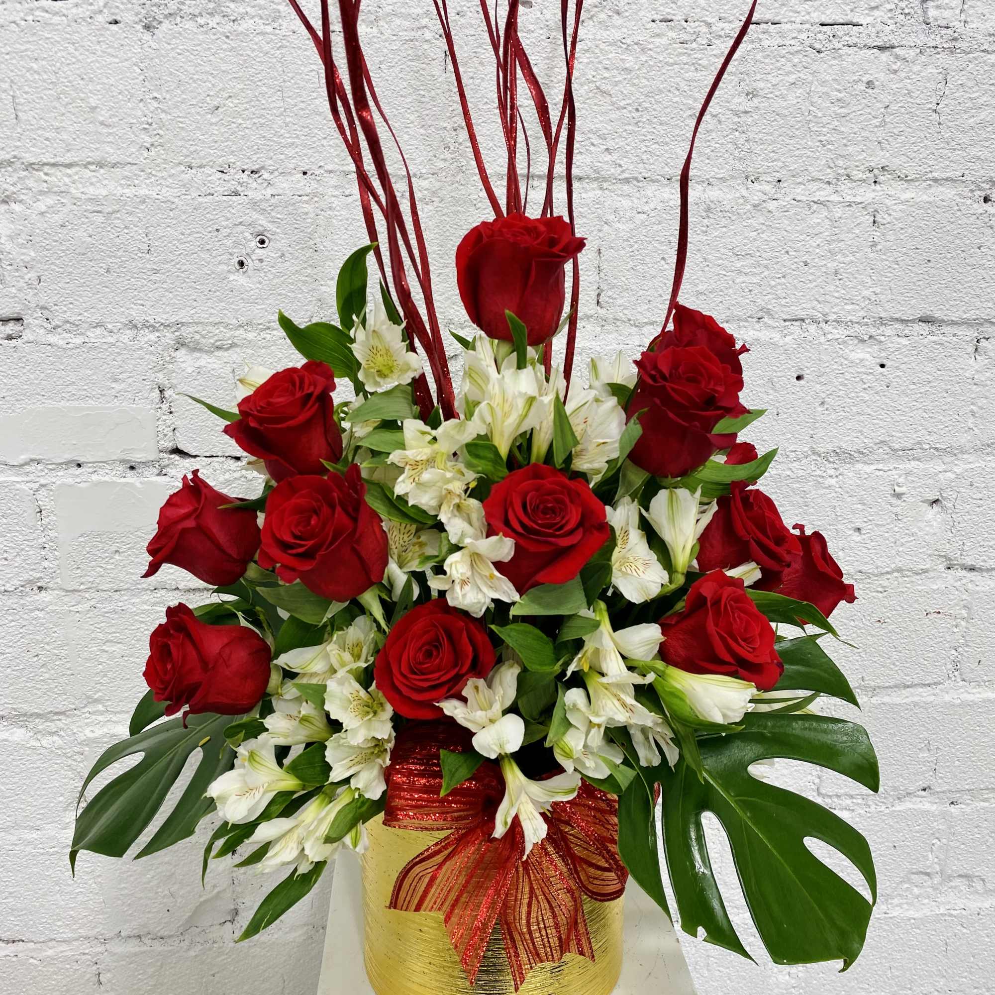 Valentine&rsquo;s Day 2024! Stunning tall flower arrangement of 16 red roses, White
