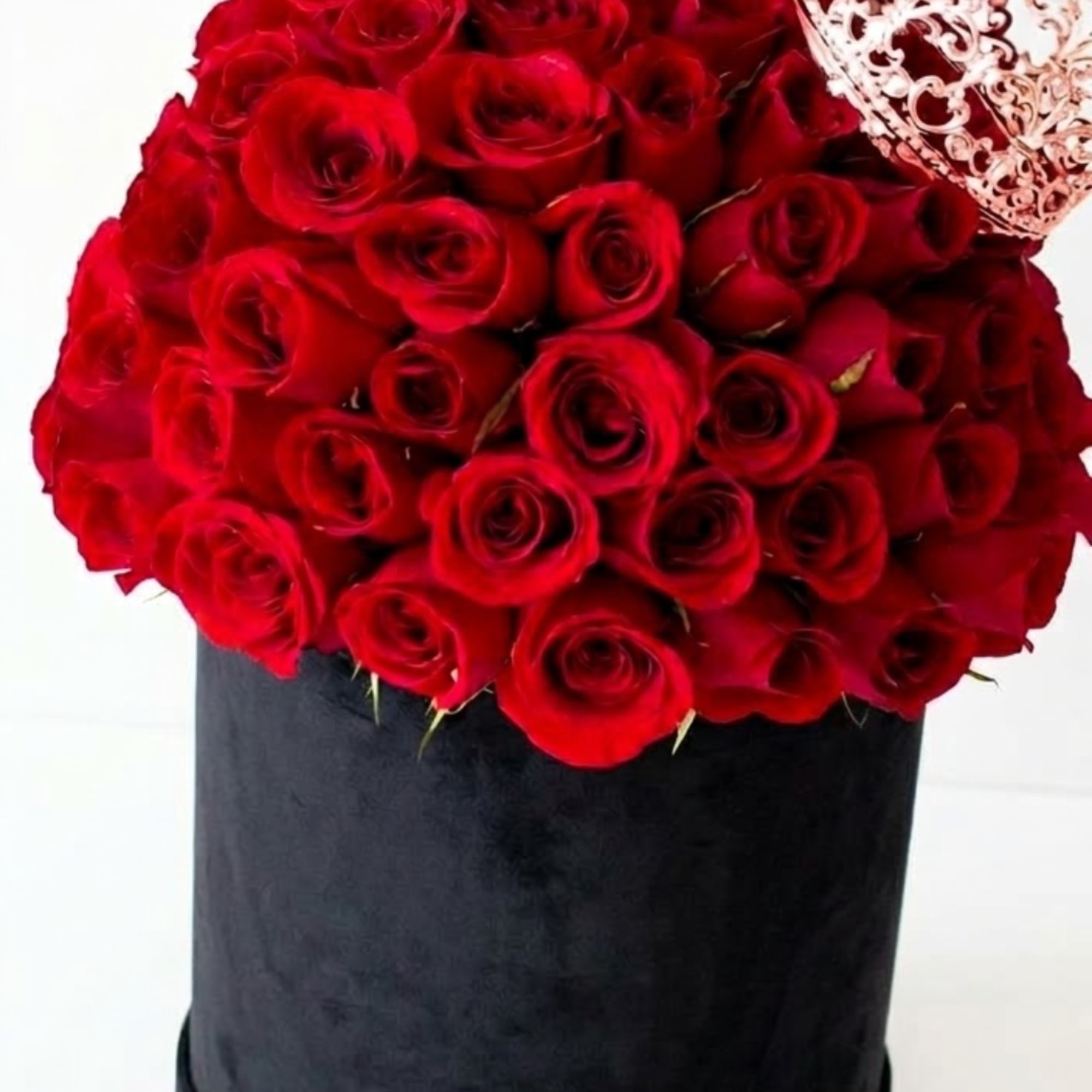 Bouquet of red roses in a black hatbox