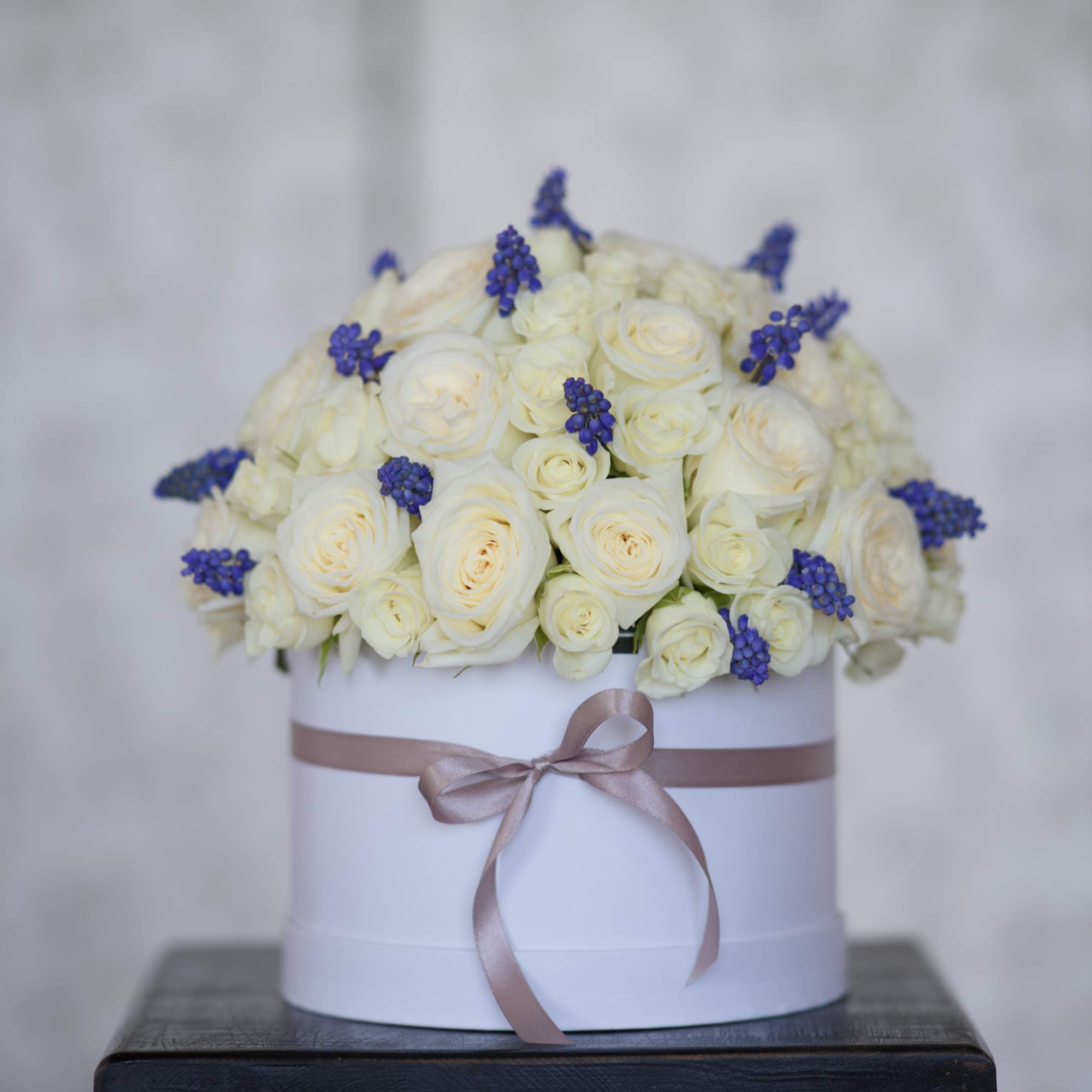 The Fiona arrangement delivery includes:
Premium, equadorian white roses (up to 30 -