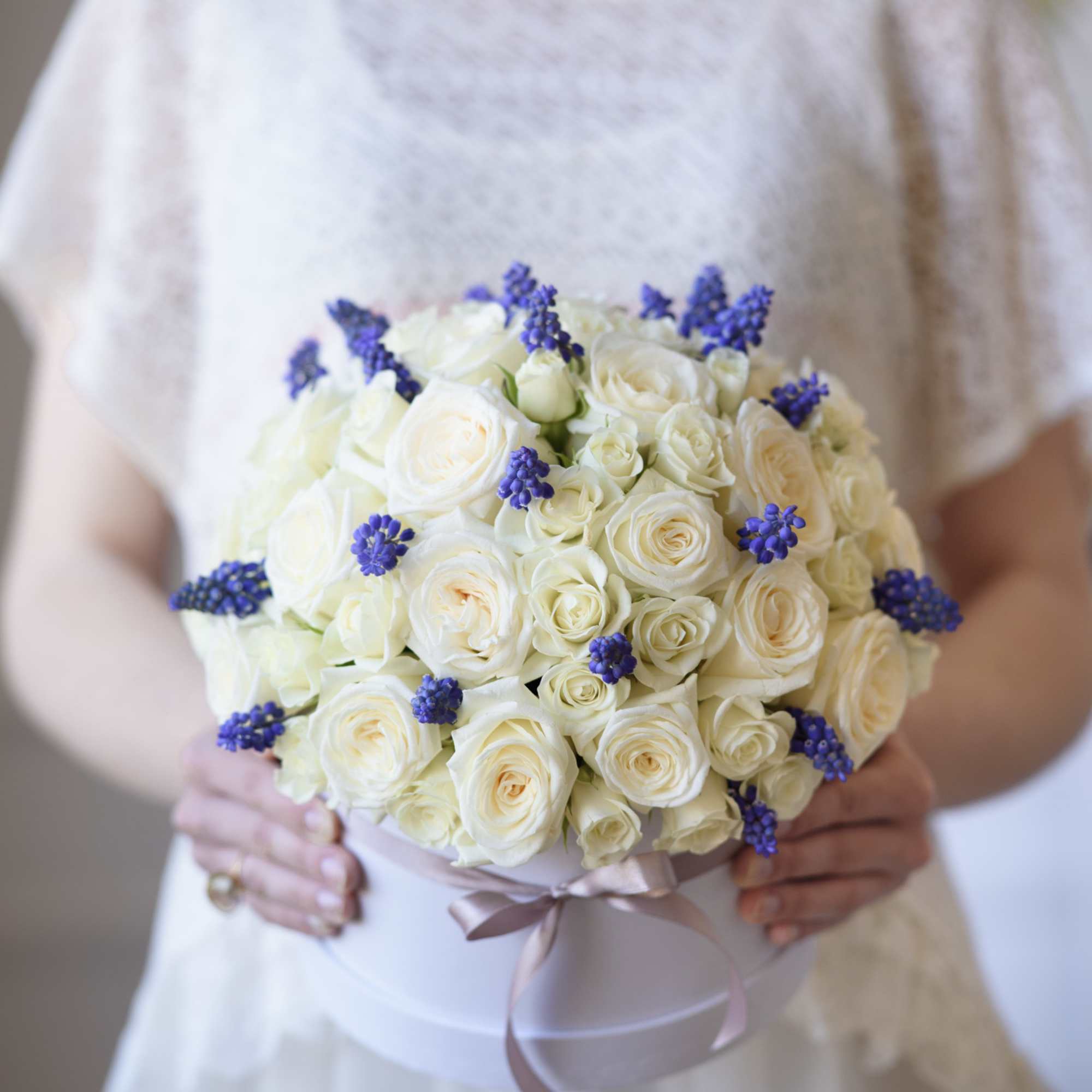 The Fiona arrangement delivery includes:
Premium, equadorian white roses (up to 30 -