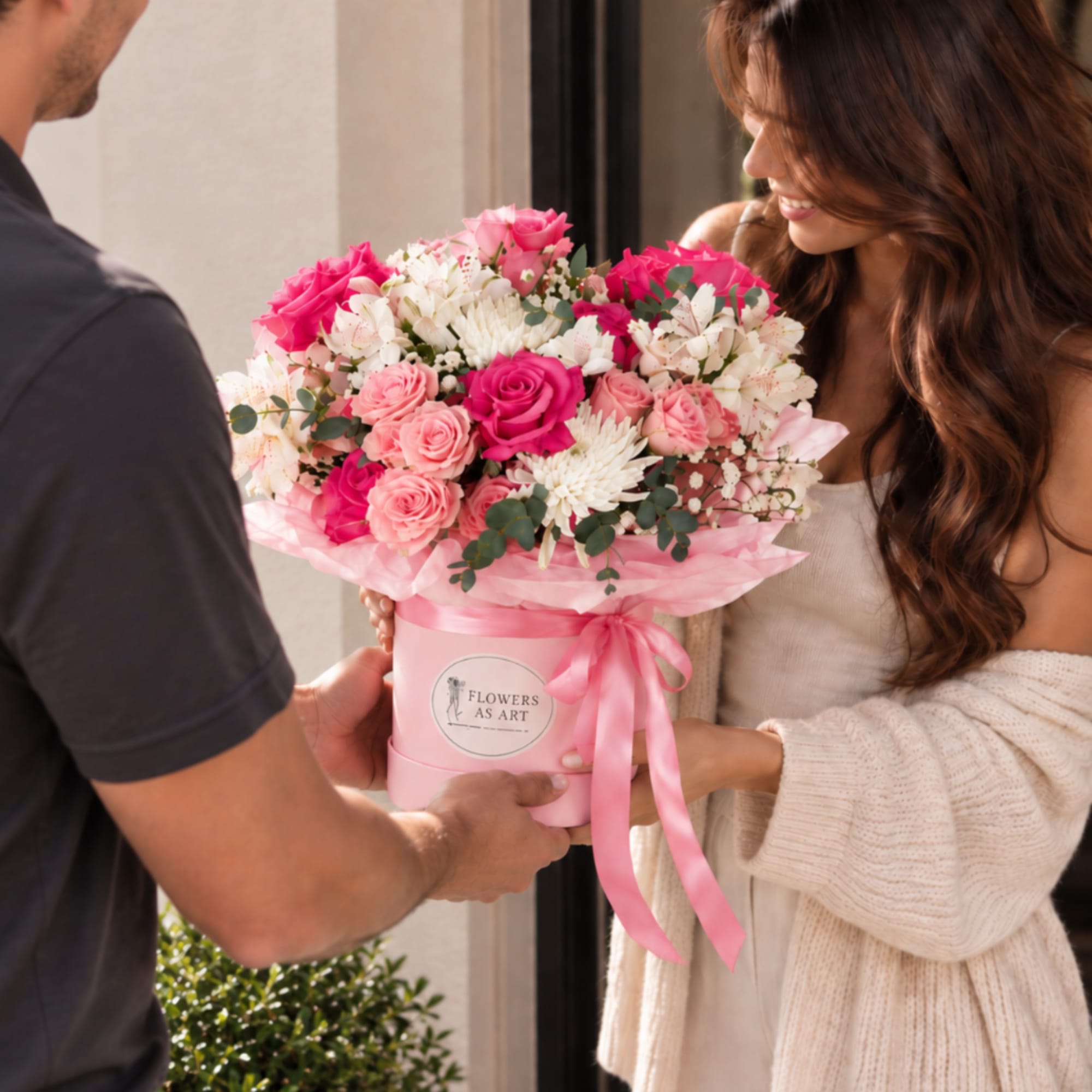 Pink and white rose bouquet in a pink hatbox with ribbon, photo 3 of 4