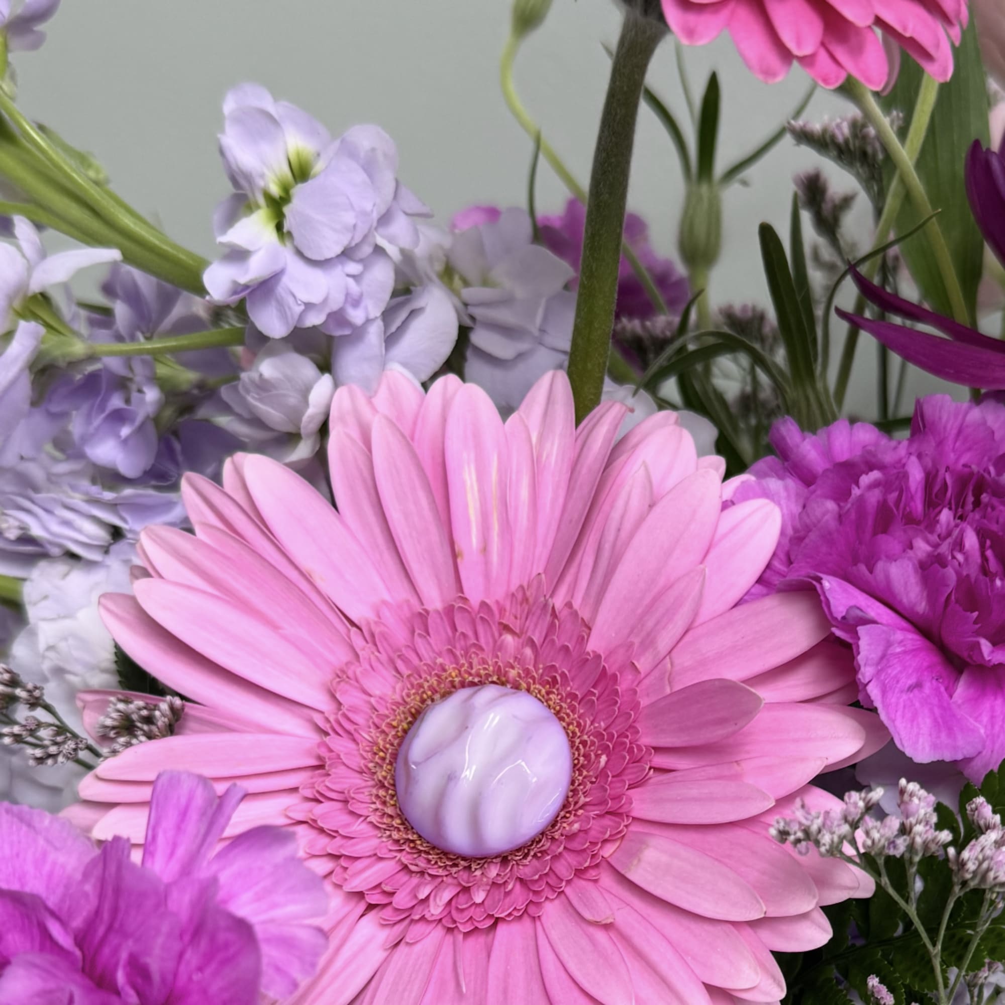 This little arrangement has 3 large gerbera daisies and 2 mini gerbera, photo 2 of 2