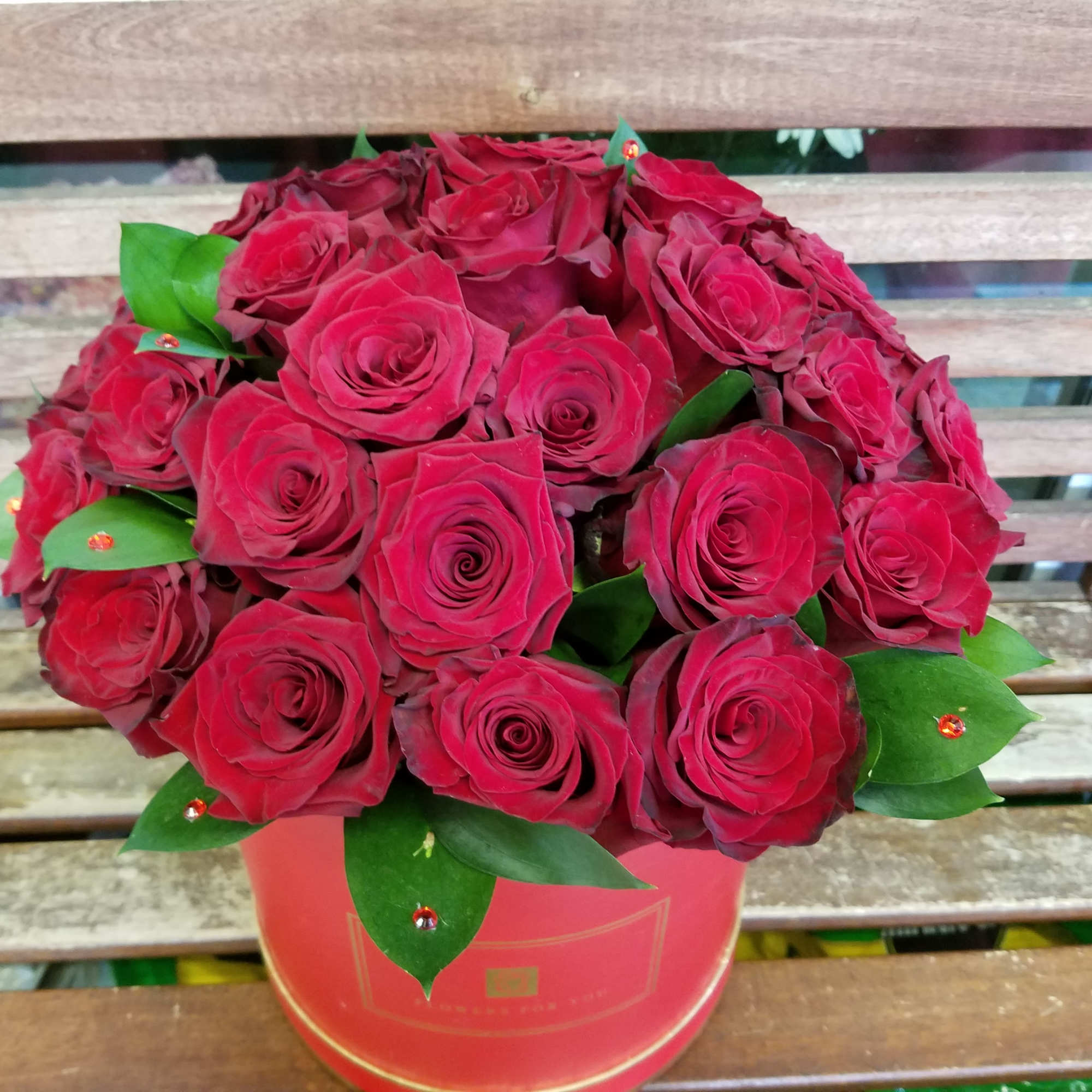 Bouquet of red roses in a pink round box