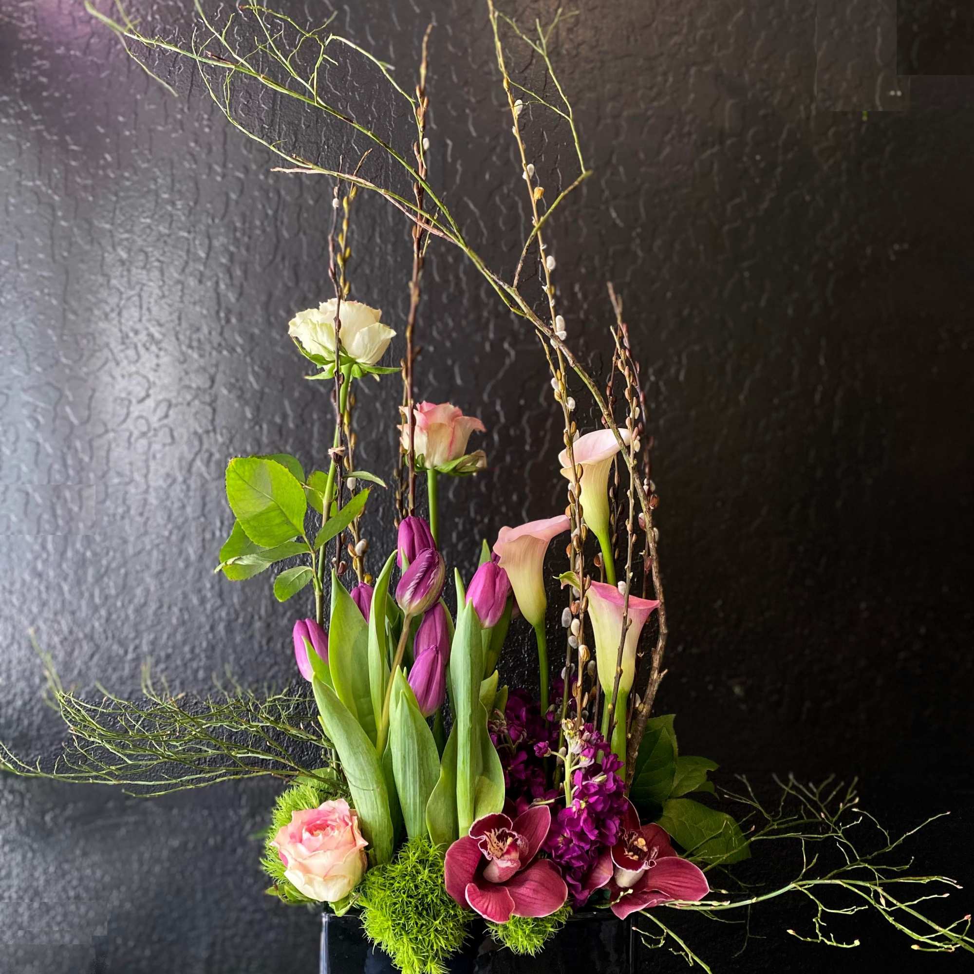 A composite design makes this arrangement look like it's growing.  Structured