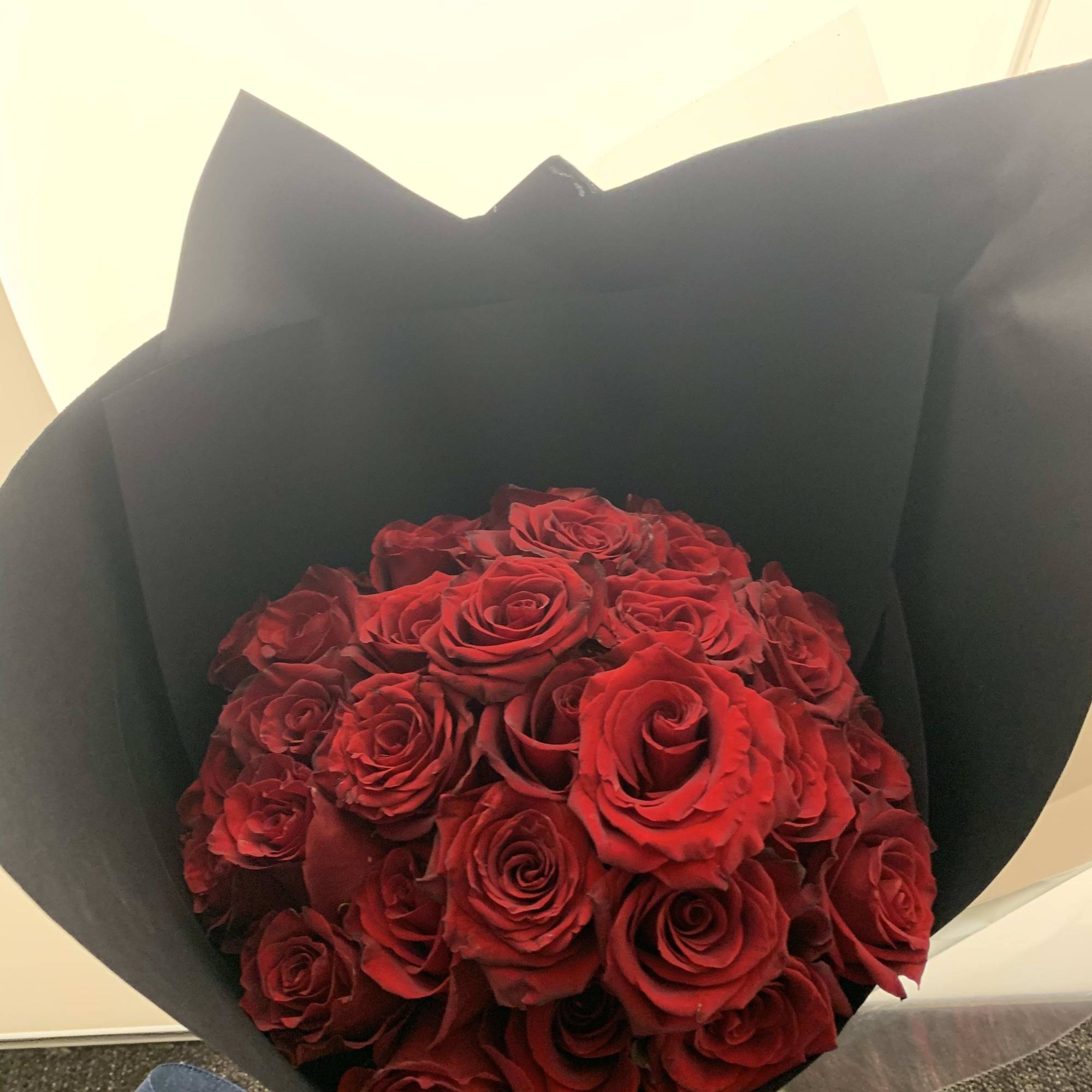 Bouquet of red roses wrapped in black paper, photo 2 of 4