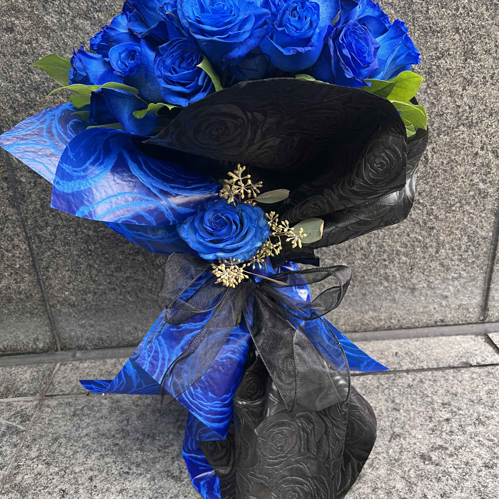 Bouquet of vivid blue roses wrapped in black and blue paper, photo 3 of 5