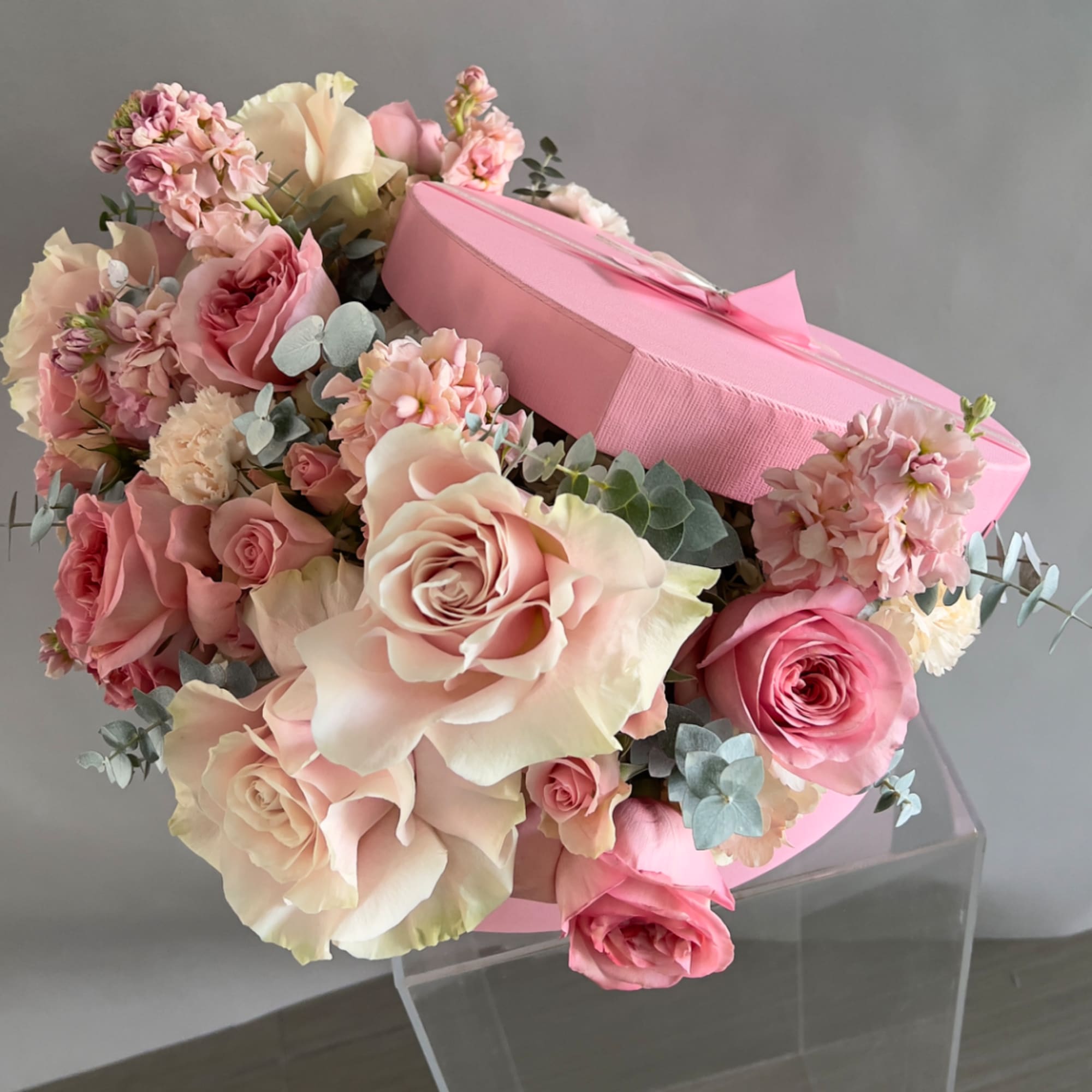 Pink and cream rose bouquet in a pink hat box