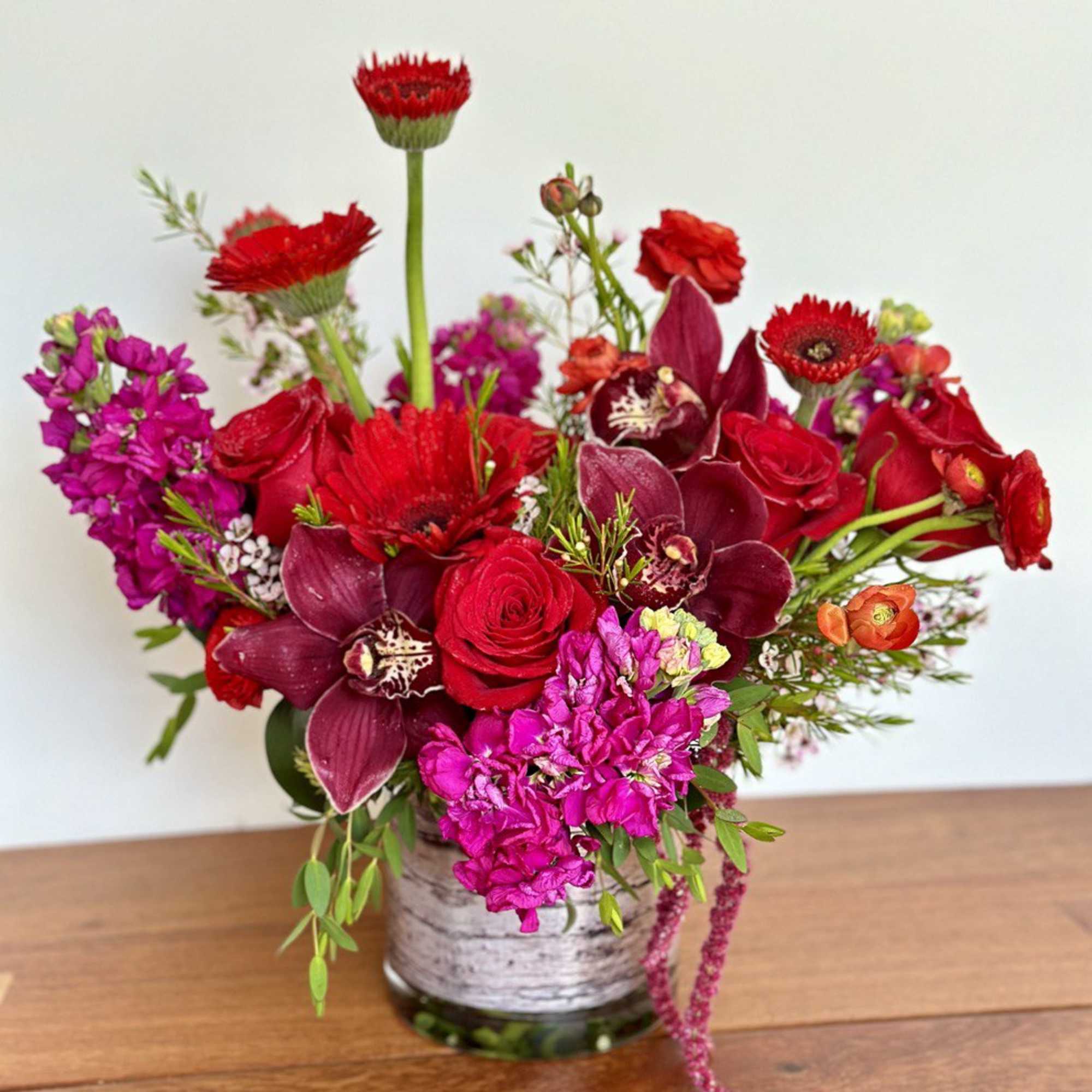 Red and magenta mixed bouquet in a glass vase