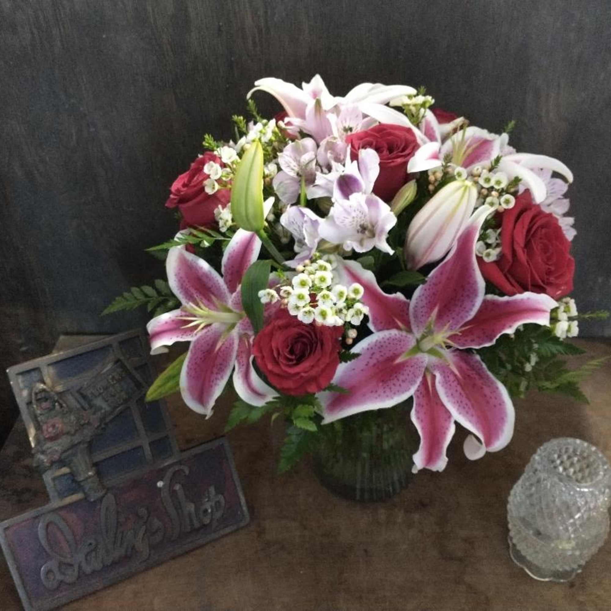 Bouquet of pink lilies and red roses in a glass vase, photo 2 of 2
