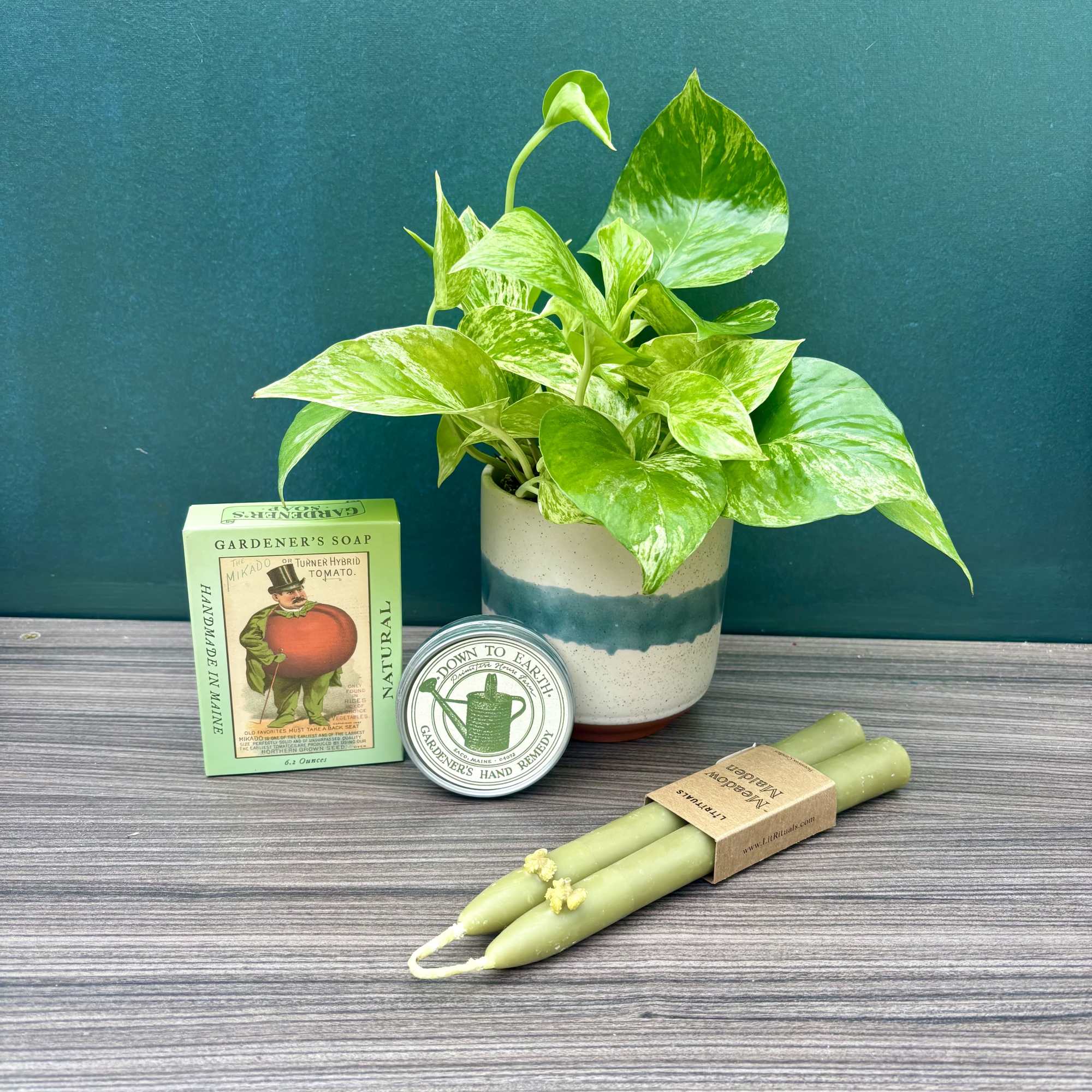 Gardener's Dream Gift Set includes everything a gardener desires. A gorgeous green, photo 2 of 3