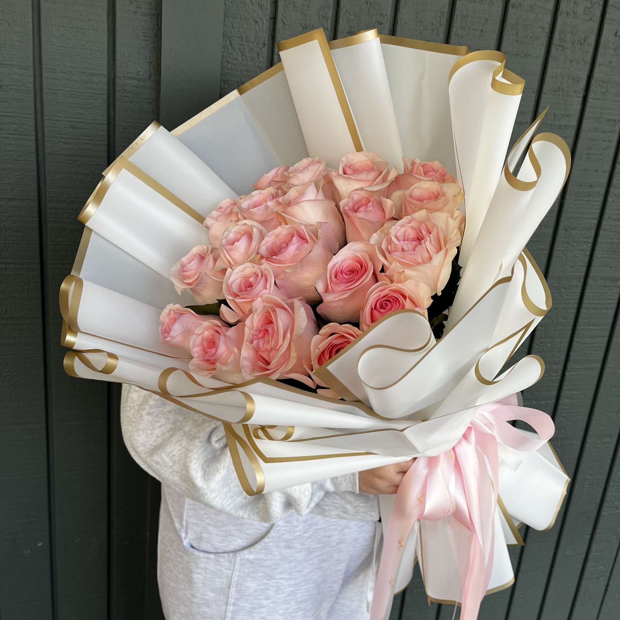 Absolutely! Here&rsquo;s a short description: &ldquo;This stunning bouquet features 20 fresh pink