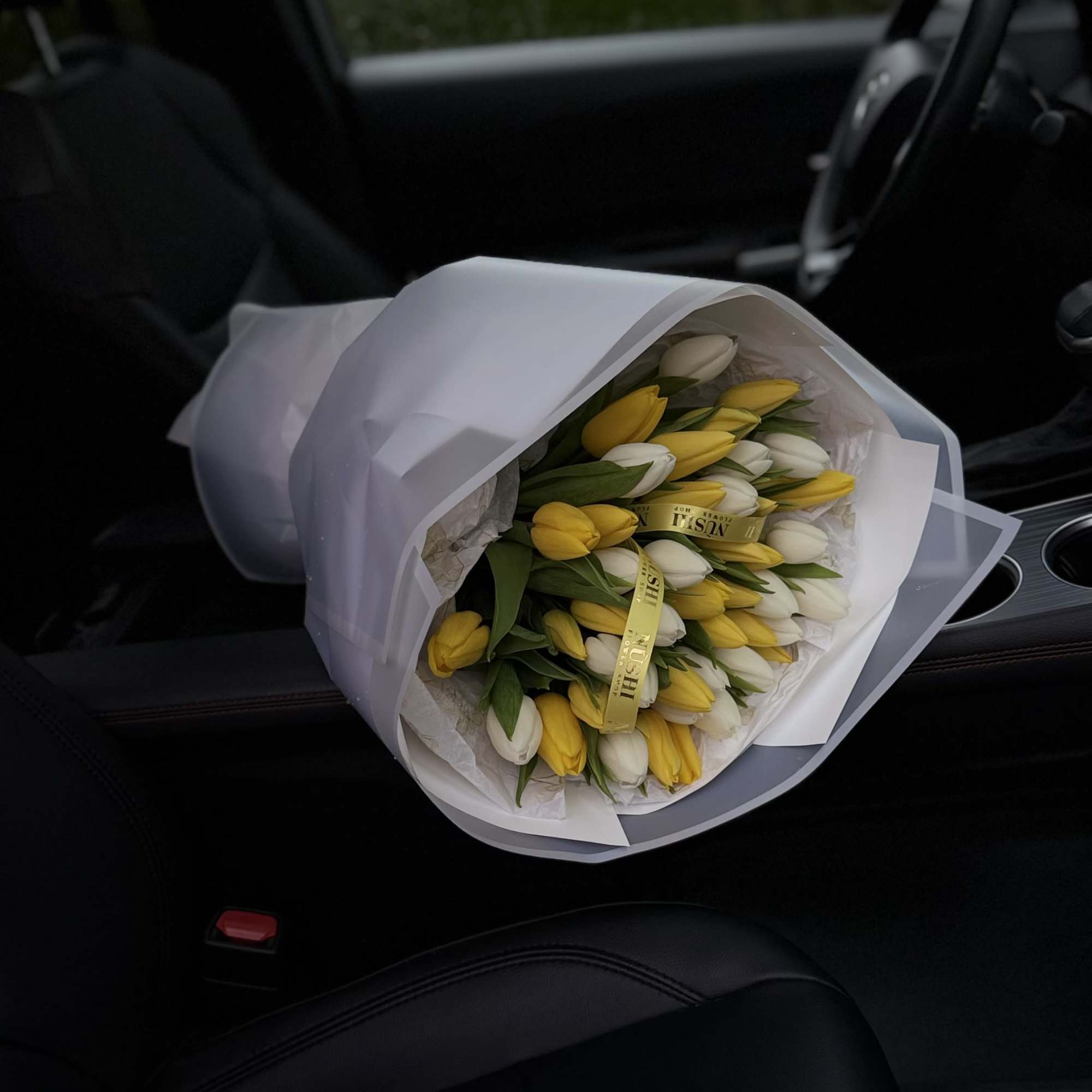 Lemon Cream is a fresh and delicate bouquet of white and soft