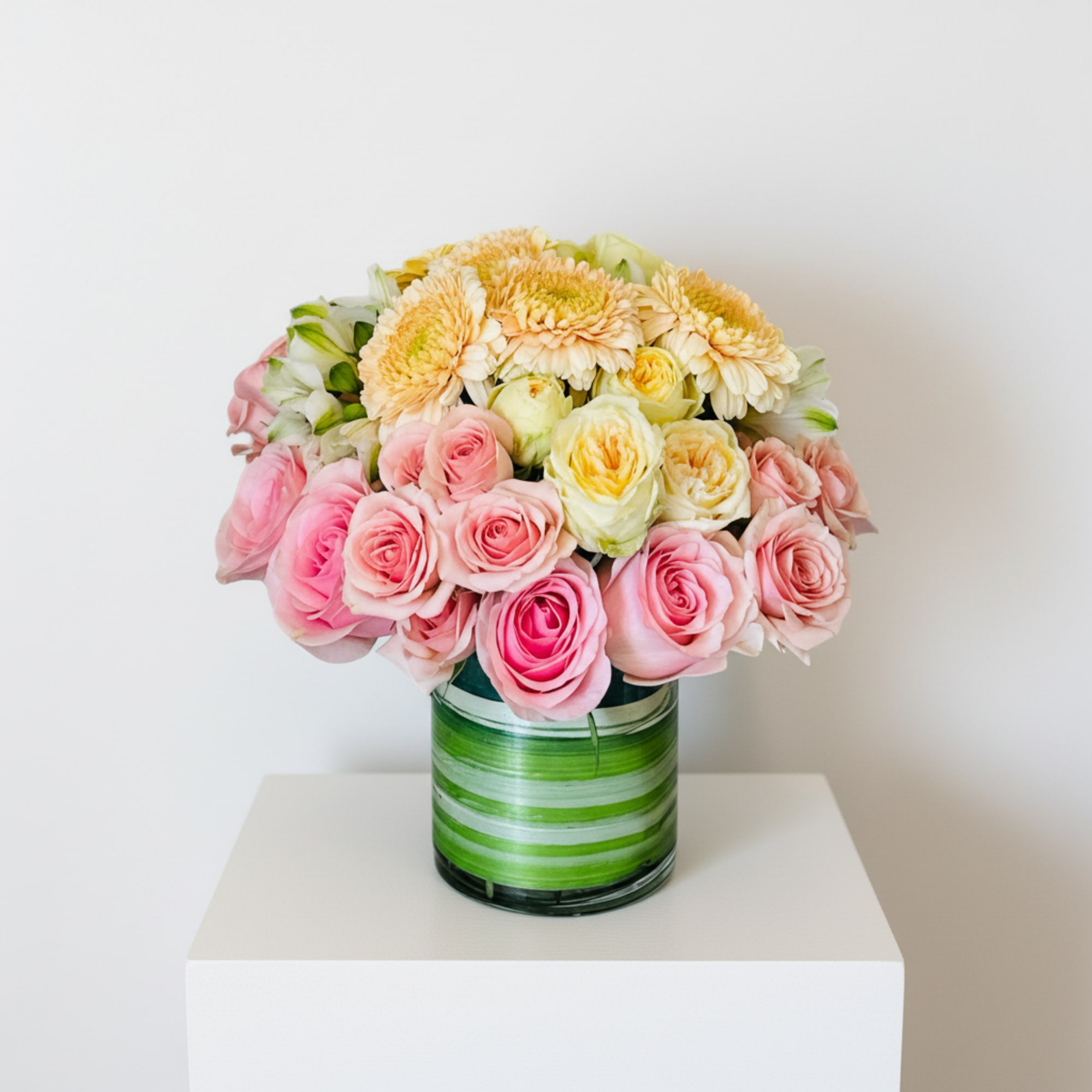 Soft, elegant, and irresistibly sweet&mdash;La Cr&egrave;me is a graceful floral arrangement of